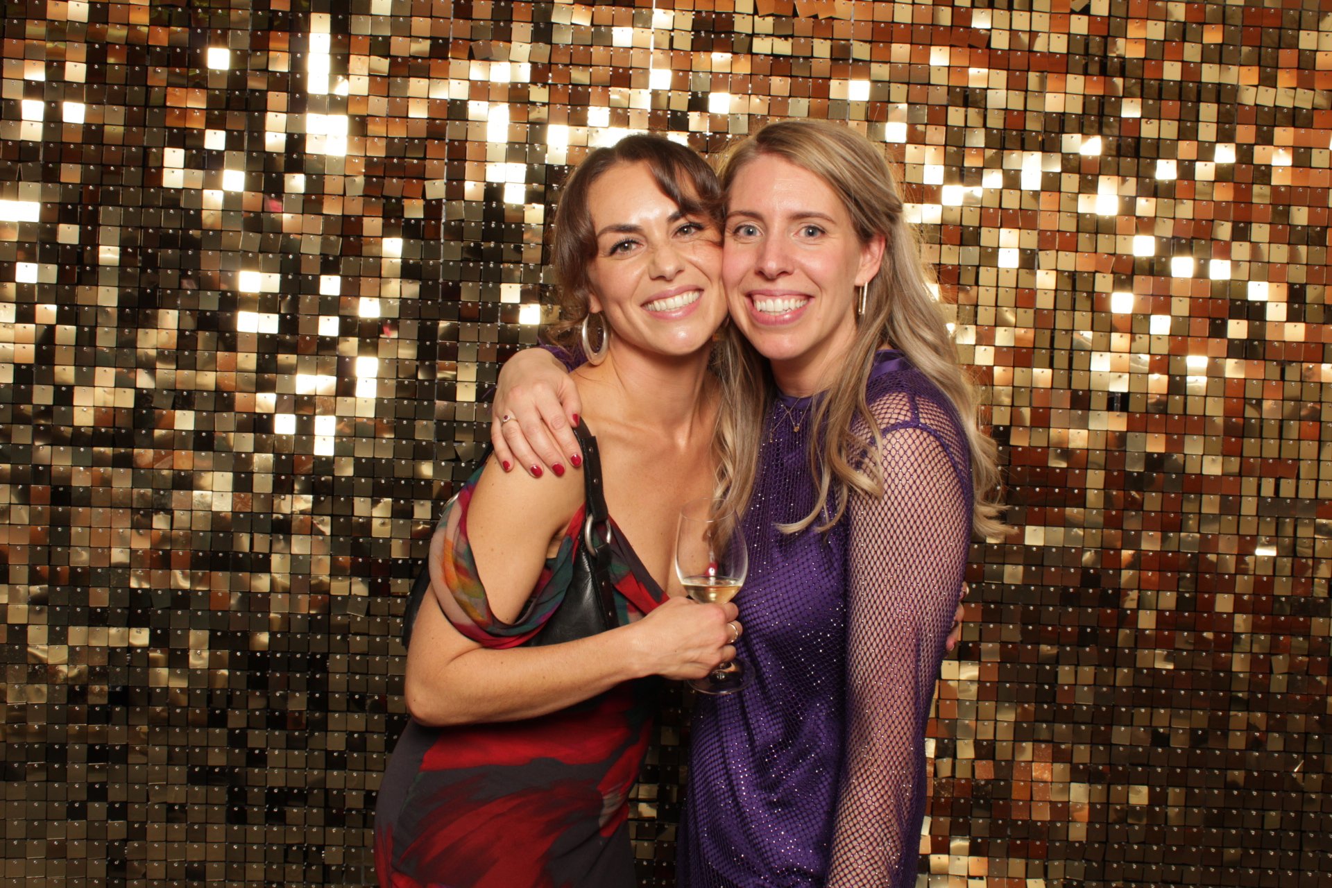 Gasten poseren bij photobooth op evenement in Amsterdam – onbeperkt prints en direct delen