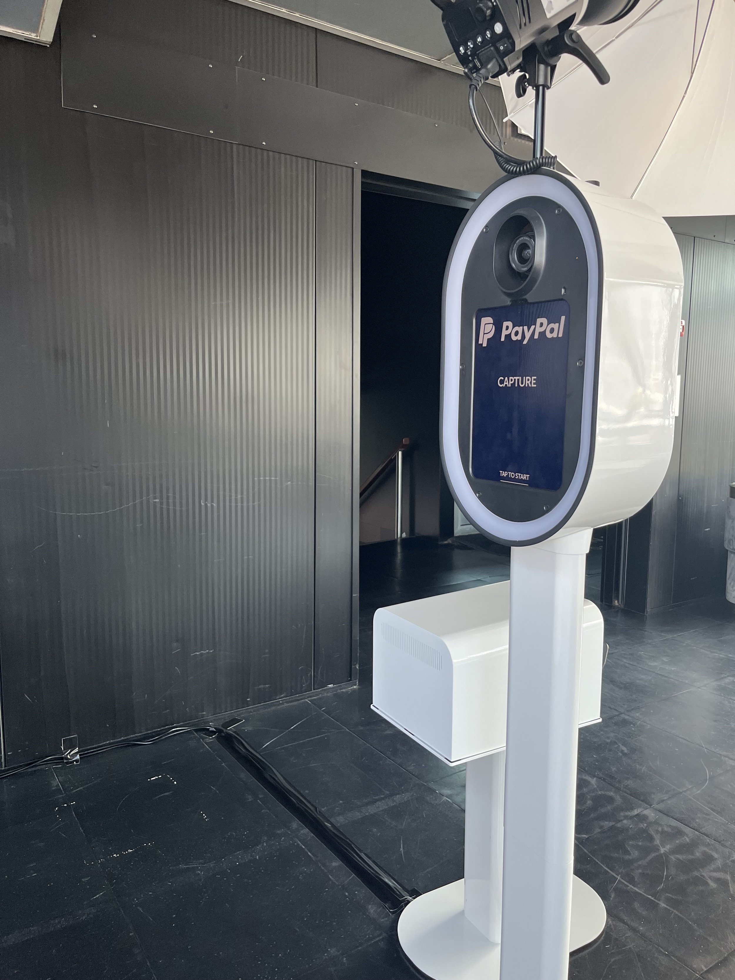 Luxe photobooth huren in Amsterdam met professionele camera en studiobelichting