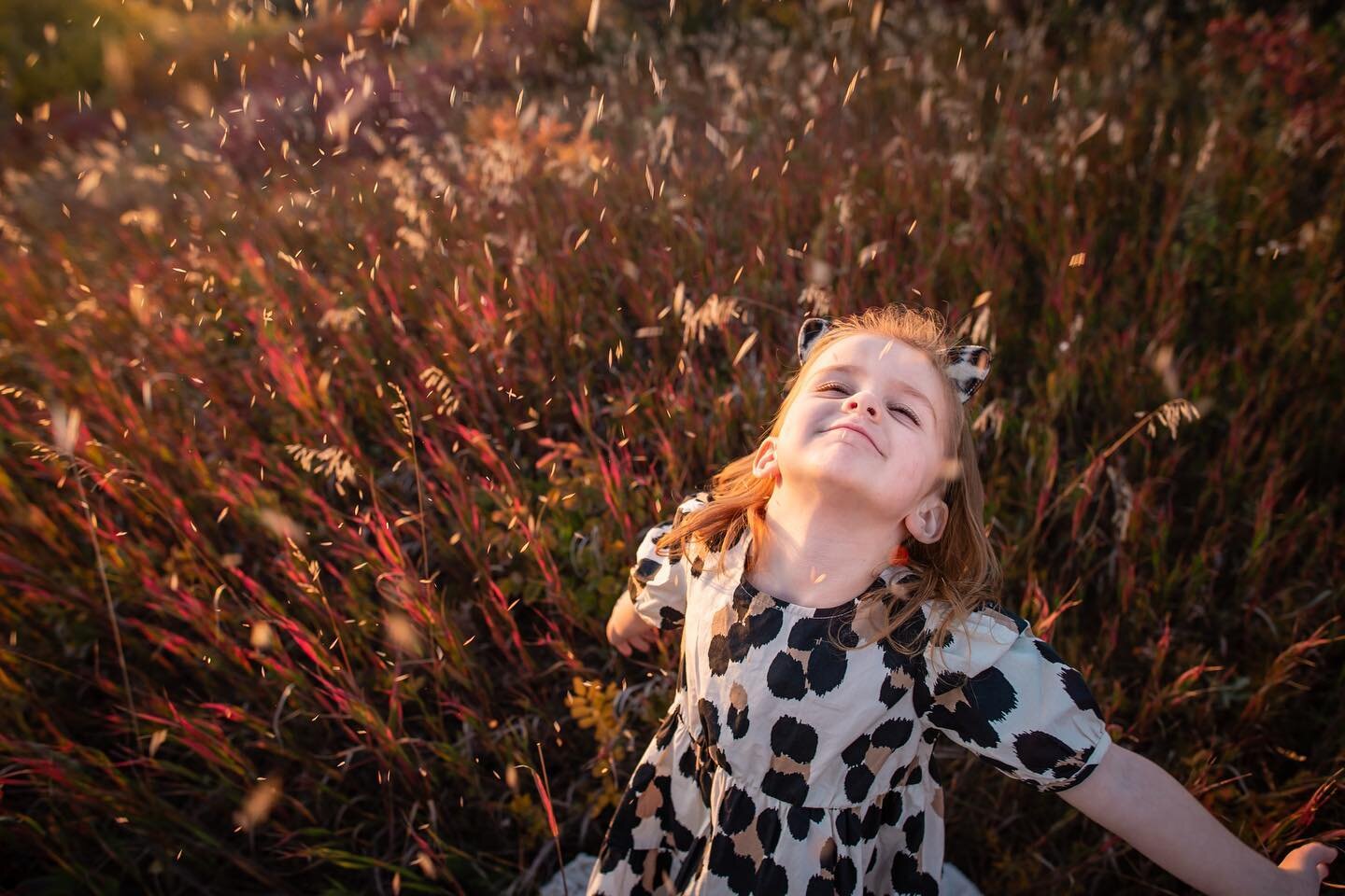 🍂Fall and kids just go together. It truly is my favourite season!
@miss_amandajaneb 
.
.
.

#careycphotography #yycphotographer 
 #momtogcommunity #hellostoryteller  #theartofchildhood #albertaphotographer #yycfamilyphotos #childhoodwonders #fall #f