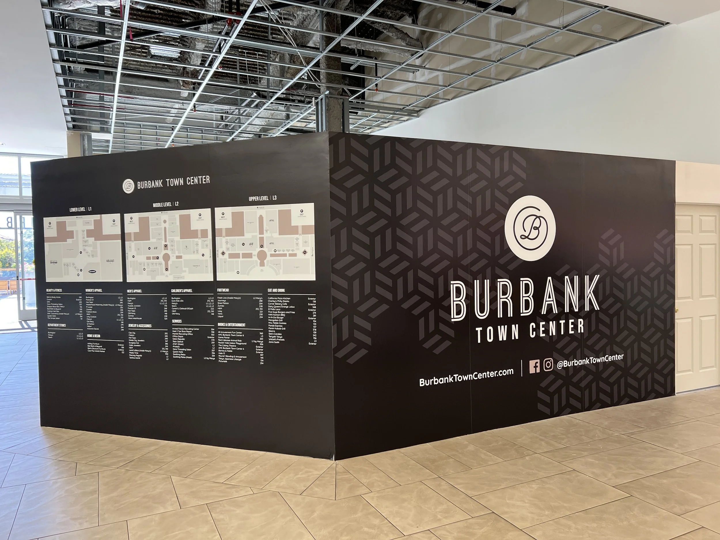 Vinyl print on barricade in shopping mall corner angle