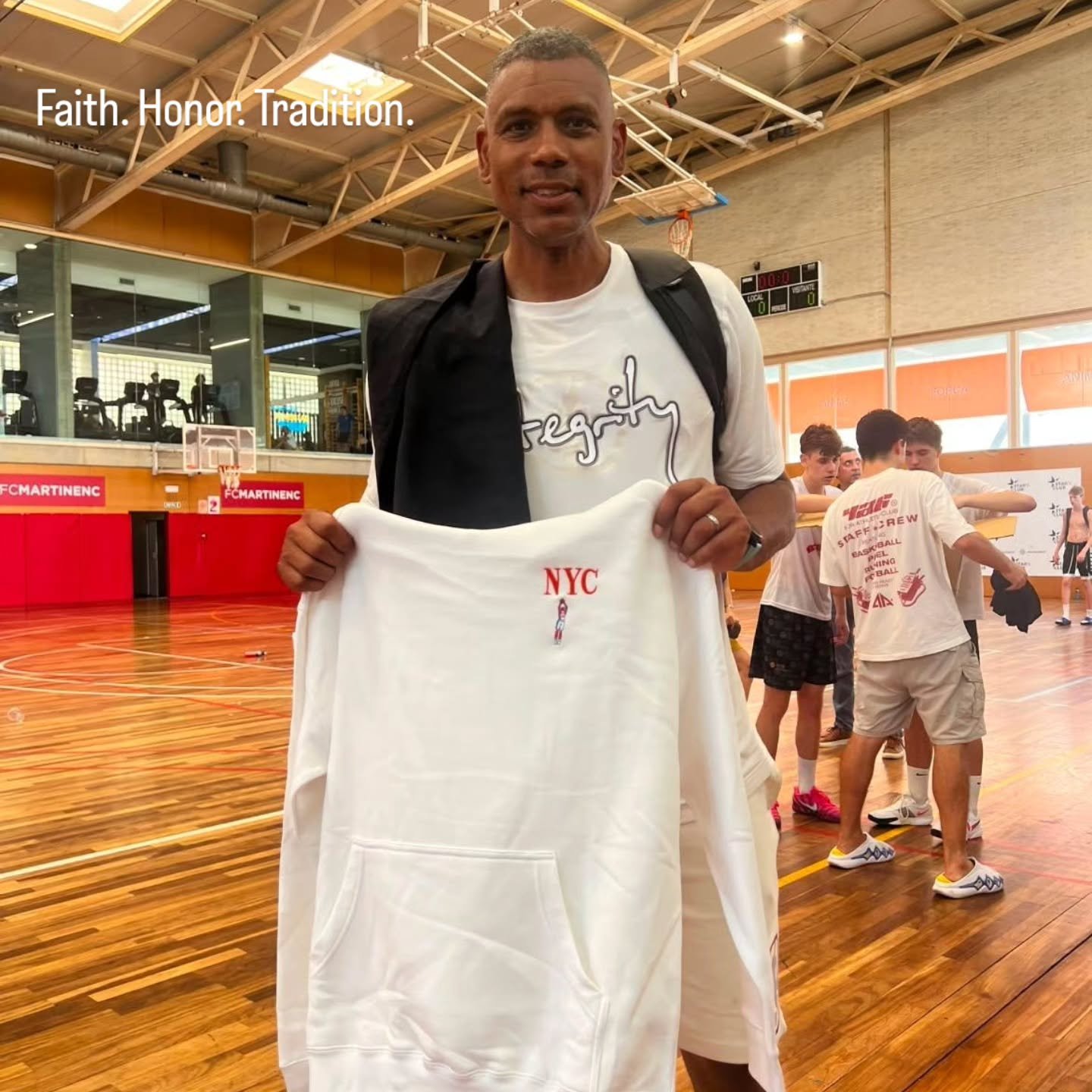 The legend and man himself Allan Houston. It doesn't get much better than that - what a sight to see. Special thank you and shout out to @coachcaanan and @felicia_dhanie | These guys love this game. They coach and teach with honor and respect and pas