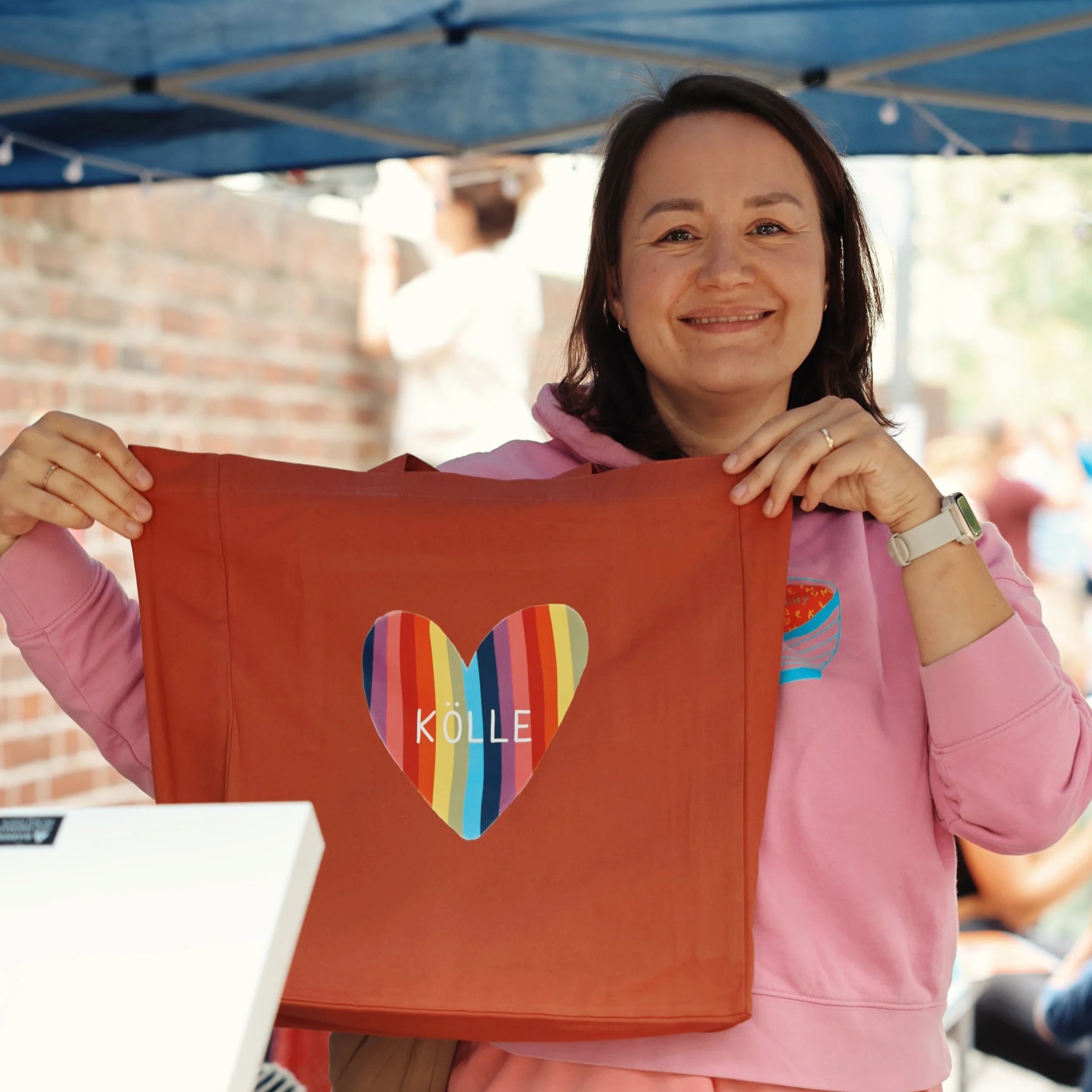 Nora Gärtner-Schallenberg mit Köln Tote bag