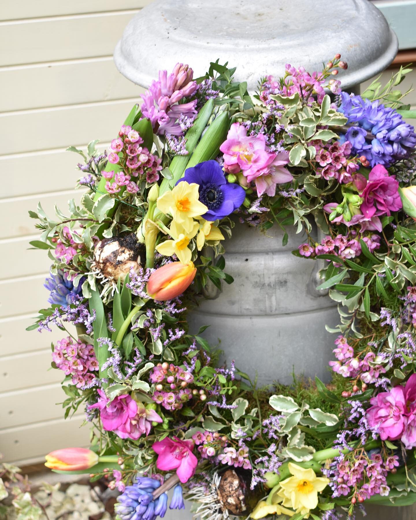On Sunday 16 April 10am-1pm join us at Cambridge Art Makers to make your very own Eco-Spring wreath - on a willow base - to be used on your door or as a table feature.  I will show you all the simple techniques required to create a stunning wreath 🌿