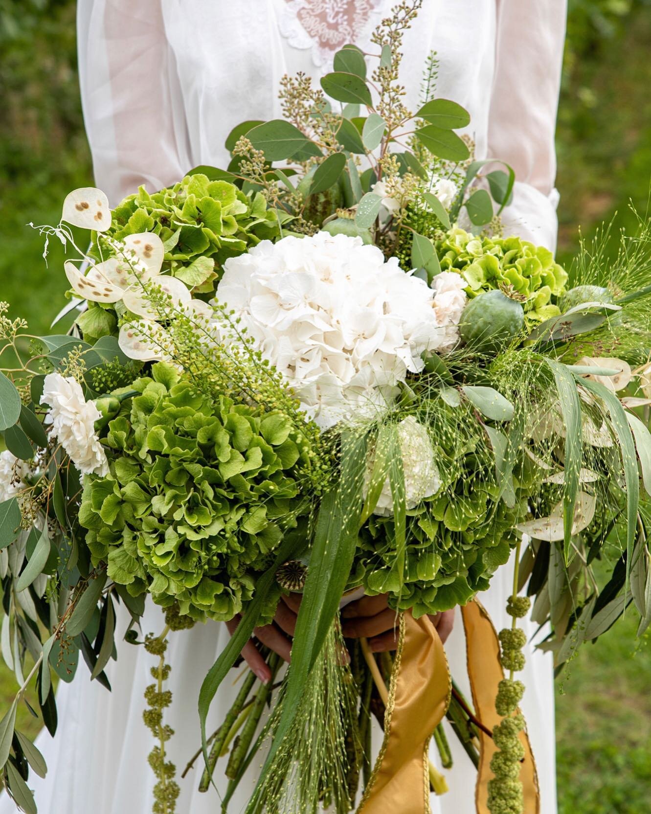 Spring greens and whites 💚
📷 @purplerosephotographyuk 
Event planner @sofiaweddingsandevents