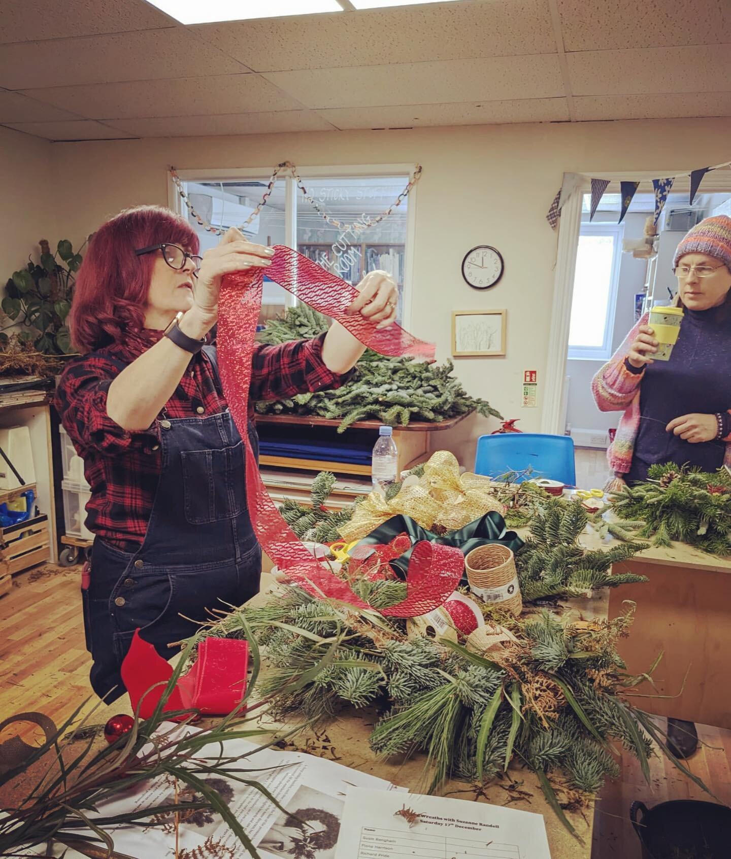 Delighted to announce I will be teaching floristry for beginners at @oaklandscollege 7-9pm from 19th April 2023.

This 6 week course - with a sustainable ethos - will cover everything from table design, flower crowns to hand tied bouquets.

Booking v
