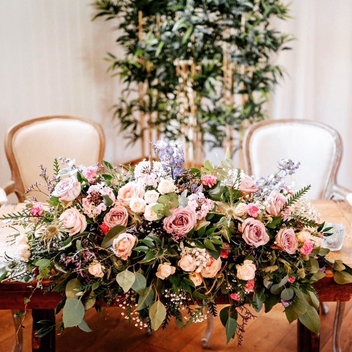 We love to encourage couples to use this design (traditionally called a long and low) at the front of the registrars table .. and then simply move it to the top table for the wedding breakfast, an excellent way to keep costs down! 💕

📷 @pureimage