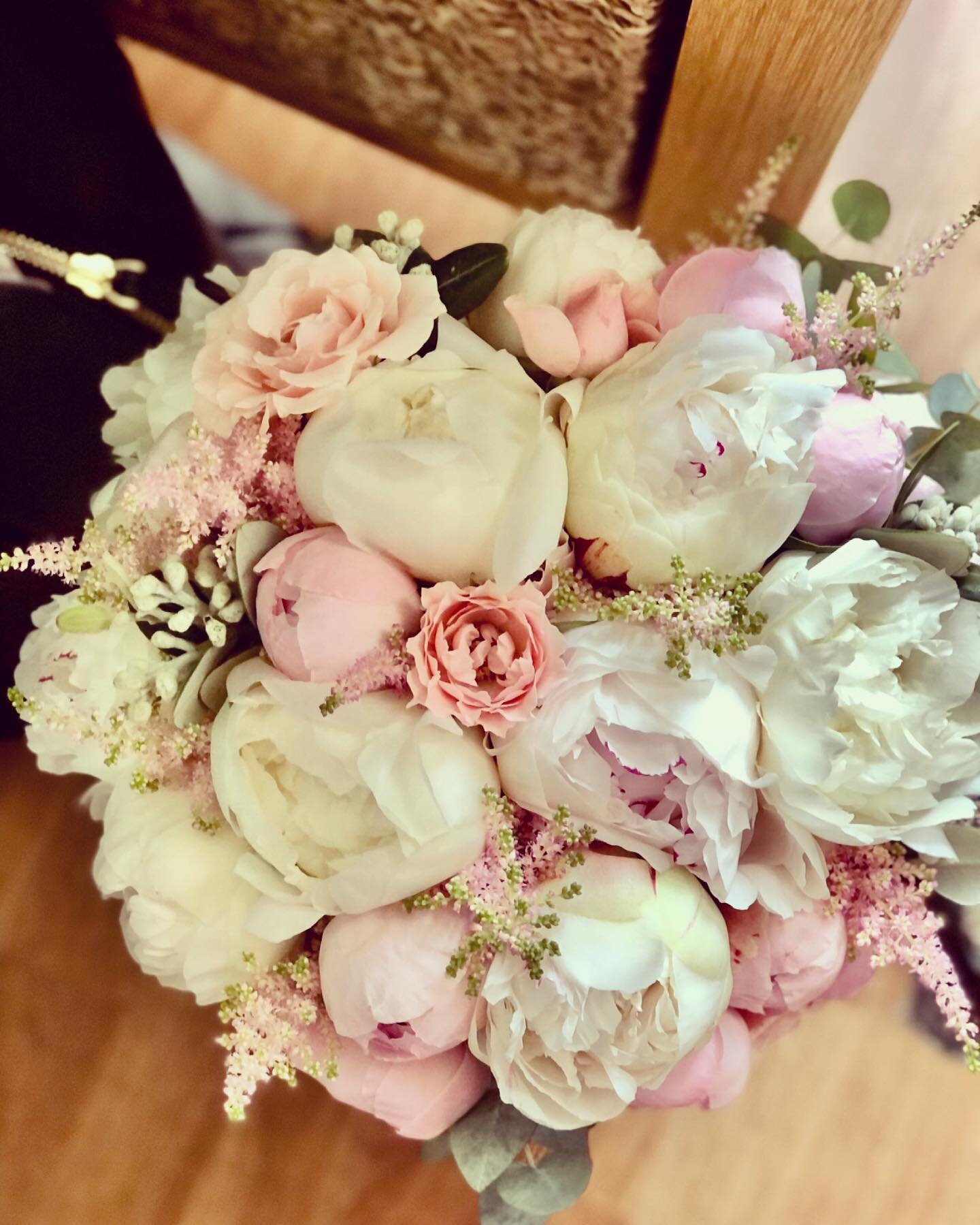 Lush ivory and pink peonies &amp; roses bridal bouquet 💕 I love peony season! ⭐️