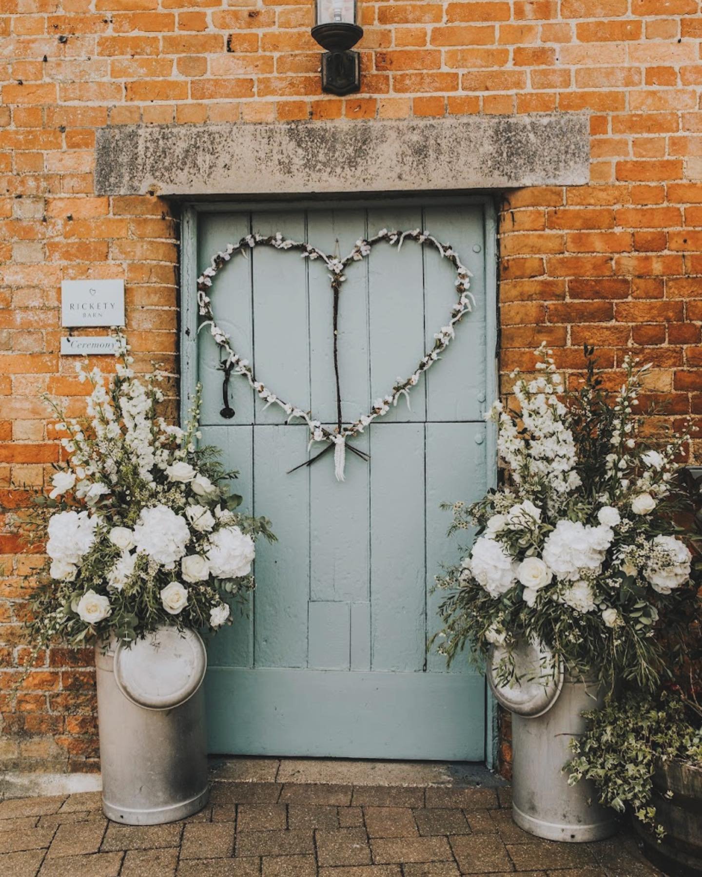 Happy first wedding anniversary to E &amp; C 💕 THANK YOU for asking me to be your wedding florist! 💗 @bassmeadmanorbarns