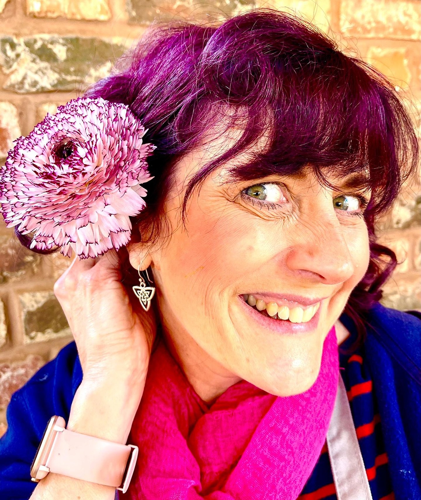 Hello everyone 😁

I&rsquo;ve had some new followers on here recently so I thought I&rsquo;d show my face on here .. 🙈😂

To get to know the person behind the flowers .. here are a few &lsquo;fascinating&rsquo; facts about me! 

1. I LOVE colour, ev