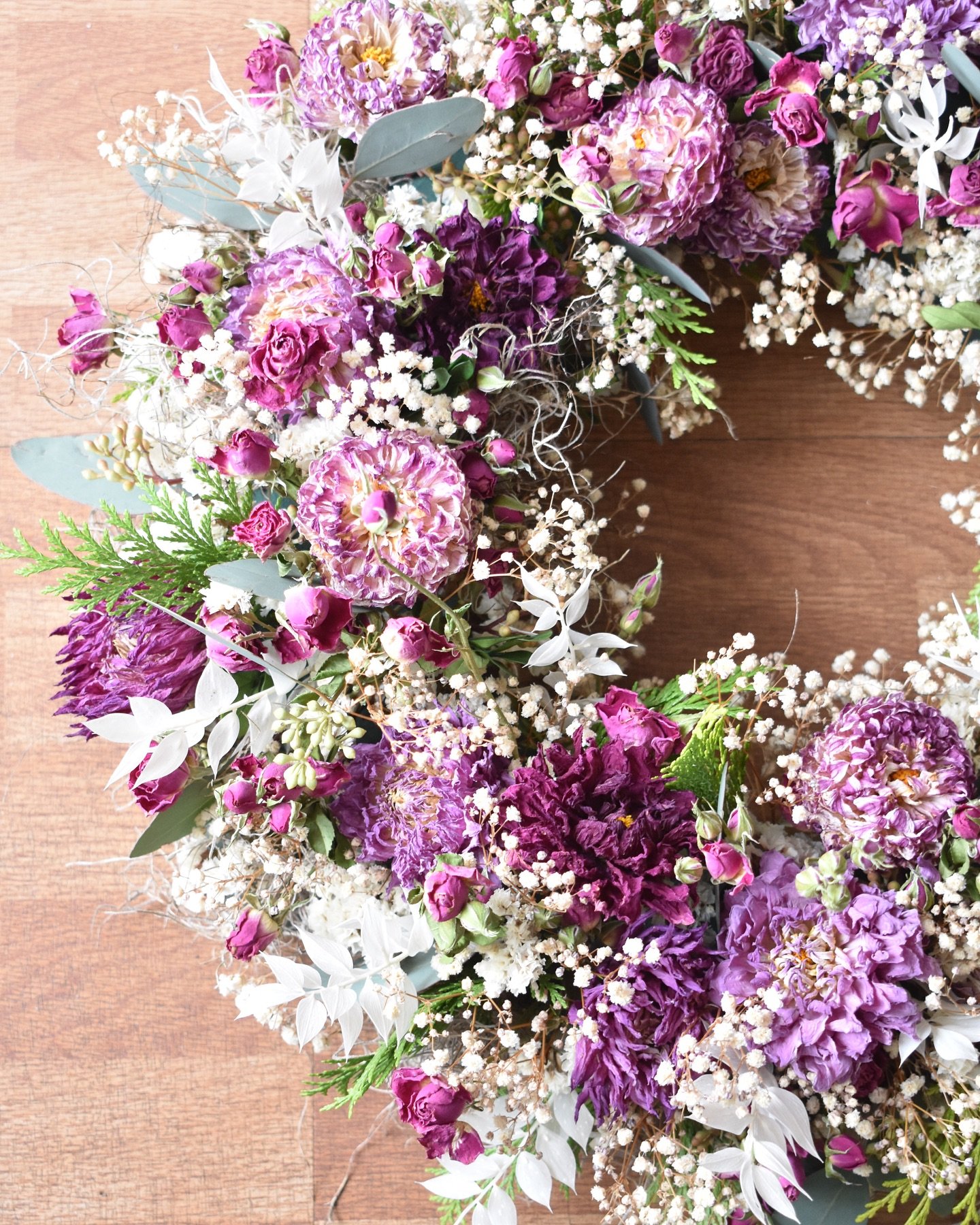 This dried wreath was delivered last week - in memory of a much loved lady - the British dried dahlias are a symbol of beauty and resilience which will forever remind her family of her 🌸🎀