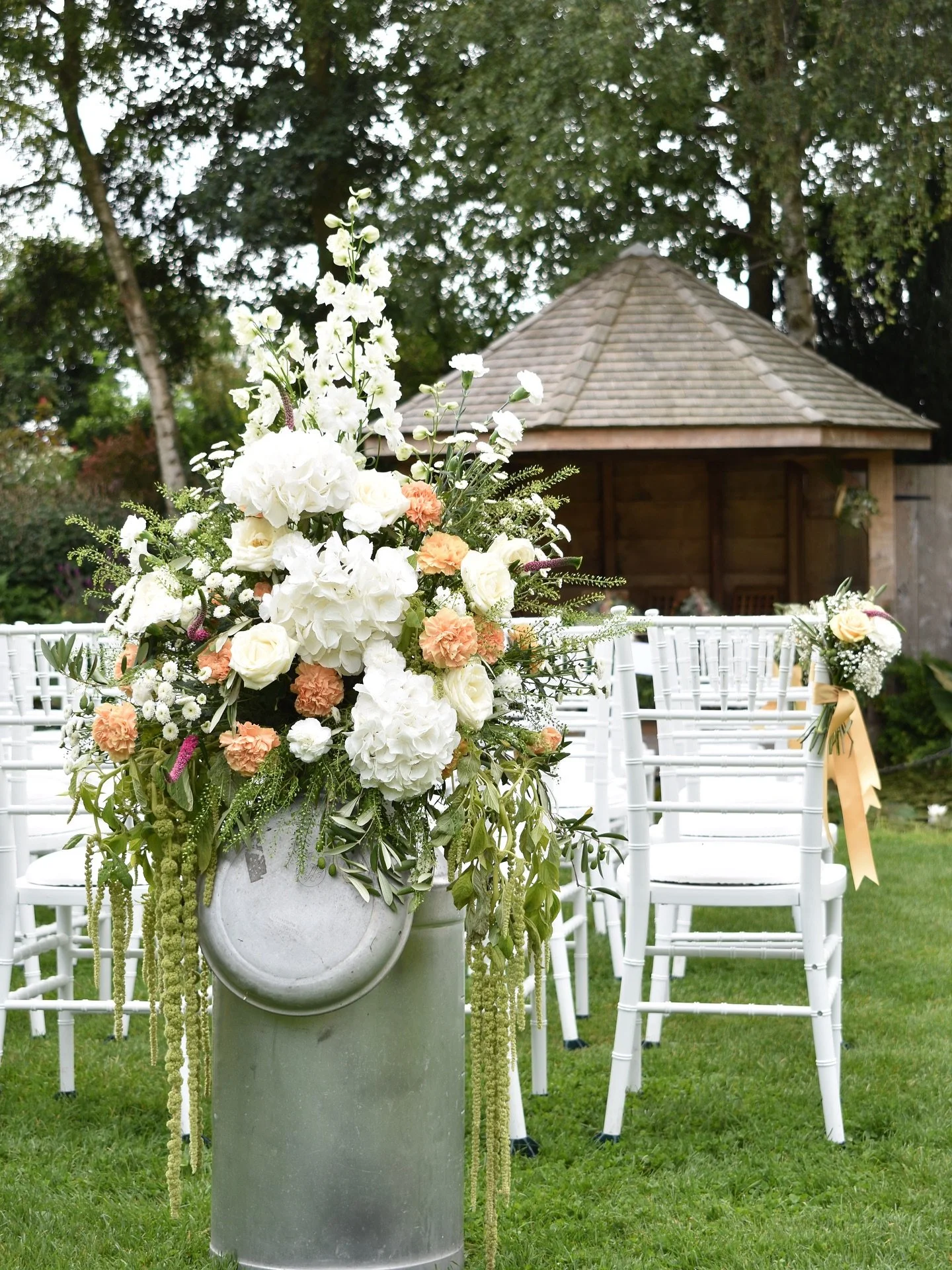 Make a statement with our milk urns - always impactful and can be moved to other areas after your ceremony 🧡