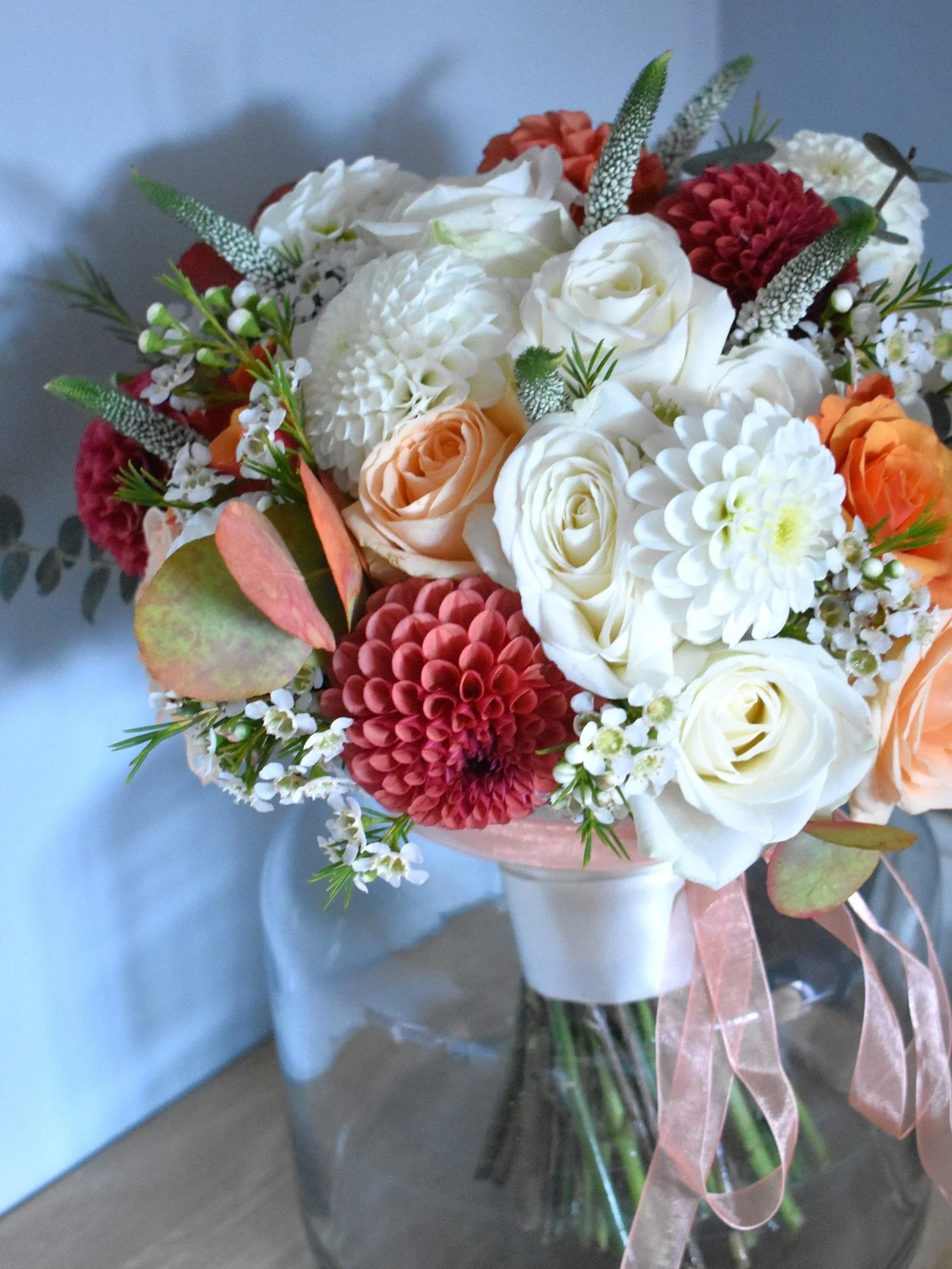 Just married congratulations to the lovely K &amp; D who tied the knot yesterday at @sandonmanor 🧡🌼🍁🍂

The couple chose a lovely tasteful colour scheme with ivory and hints of autumn colour 🍁⭐️

Usually take photos of flowers outside in the natu