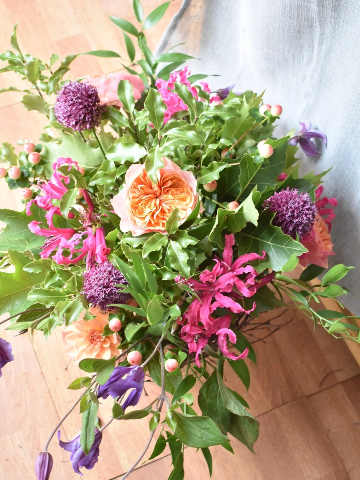 Lovely morning creating hand tied designs with a natural collar (using willow and birch) 🌸🌿

New workshops coming soon .. visit our website to subscribe! (See bio)