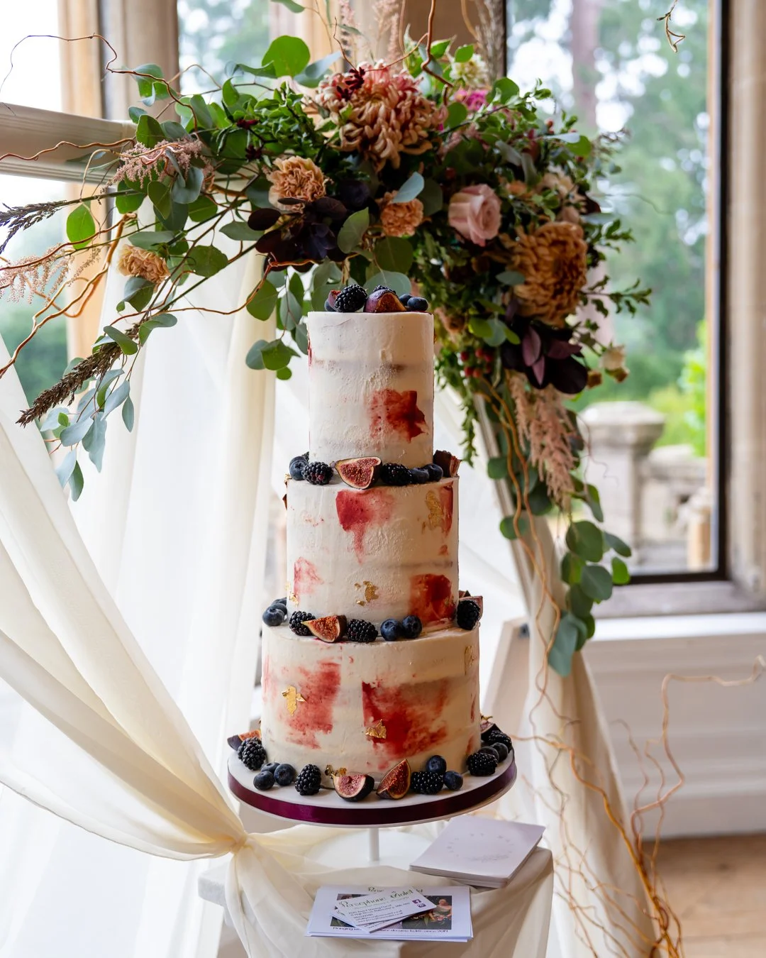 Some wedding inspiration ahead of the weekend.
All photos were taken at the @grittletonhouseevents open weekend a couple of weeks ago, featuring (amongst others) @cakesbymrsf @persephoneviolet @hibiscus_and_hodge_flowers @theflowerhuttetbury @theflo