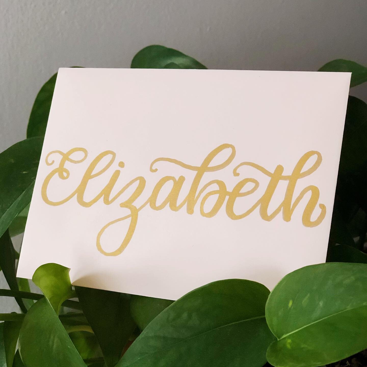 Hi everyone, hope you are all having an amazing day so far! 

I love this pink + gold combo so much! It&rsquo;s so elegant and makes me want to write all day 😍

Comment below if you&rsquo;d like to see more calligraphy on envelopes! 🙋&zwj;♀️💌
.
.
