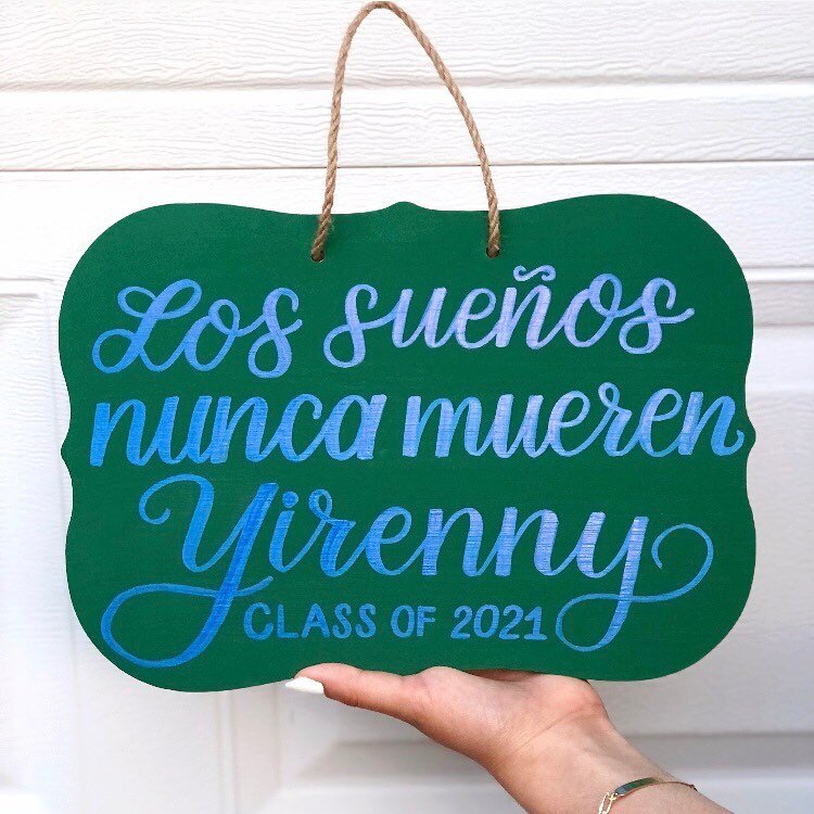 💫 Los sue&ntilde;os nunca mueren 💫
(Dreams never die) 

Whatever your sue&ntilde;ito may be in life, remember that only you have the power to make it a reality 🙌

.
.
.
.
.
.
.

#calligraphycommunity #letteringcommunity #calligraphyinspired #moder