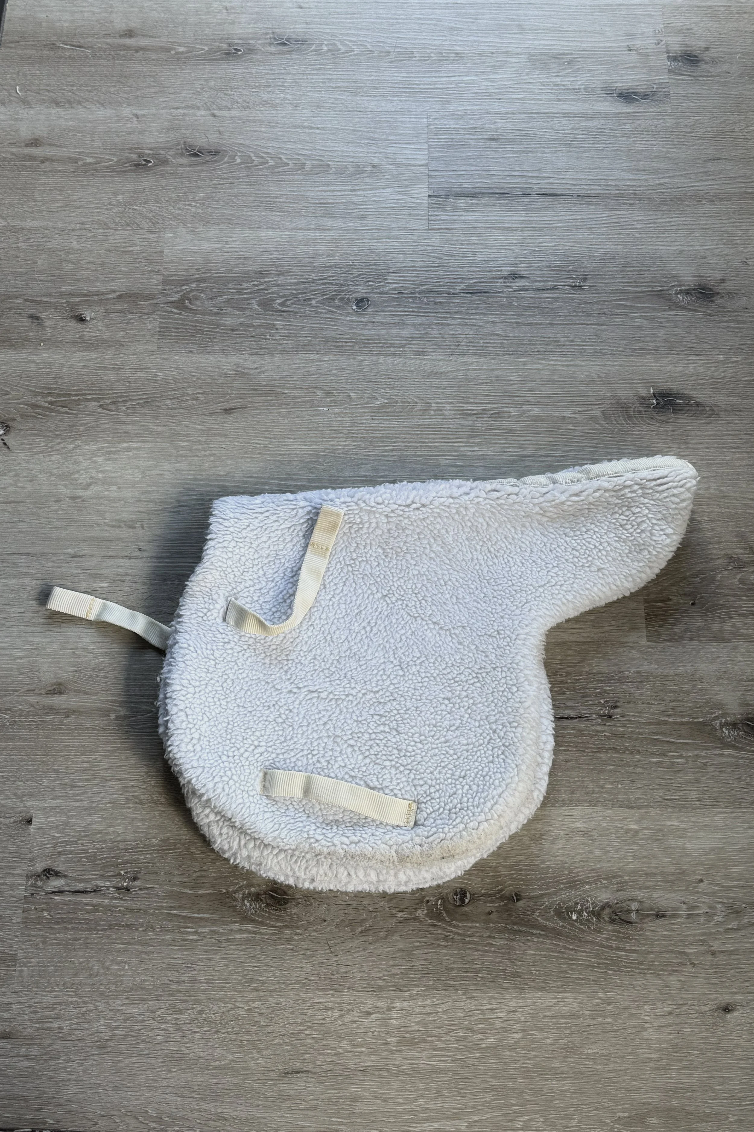 Fleece Contour Pad In White - 15-15.5"