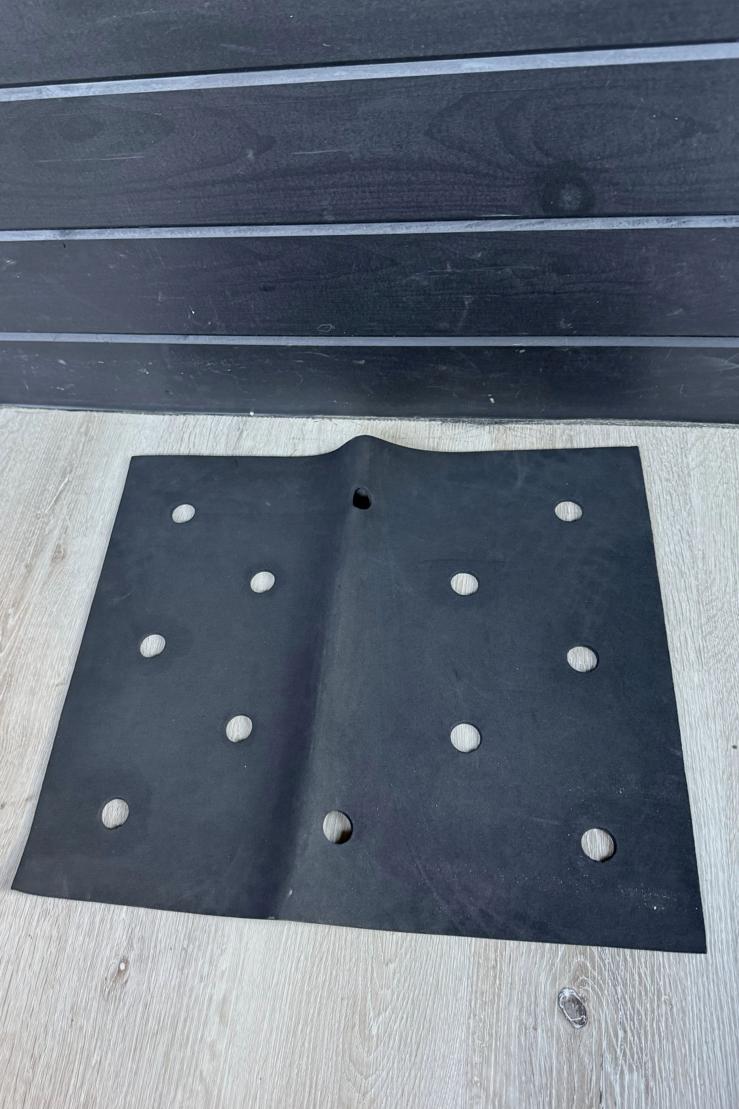 Vented No Slip Pad - Black