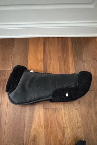 Ogilvy Half Pad Jump Memory Foam w/Sheepskin In Black - 17-17.5"