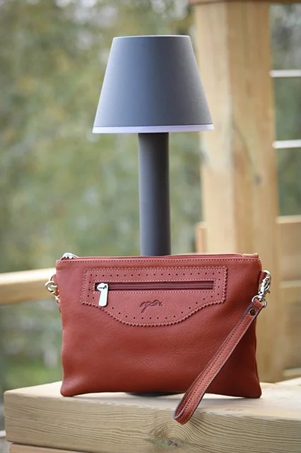 pochette-penelopoe-crantee-cognac--2 copy.jpg