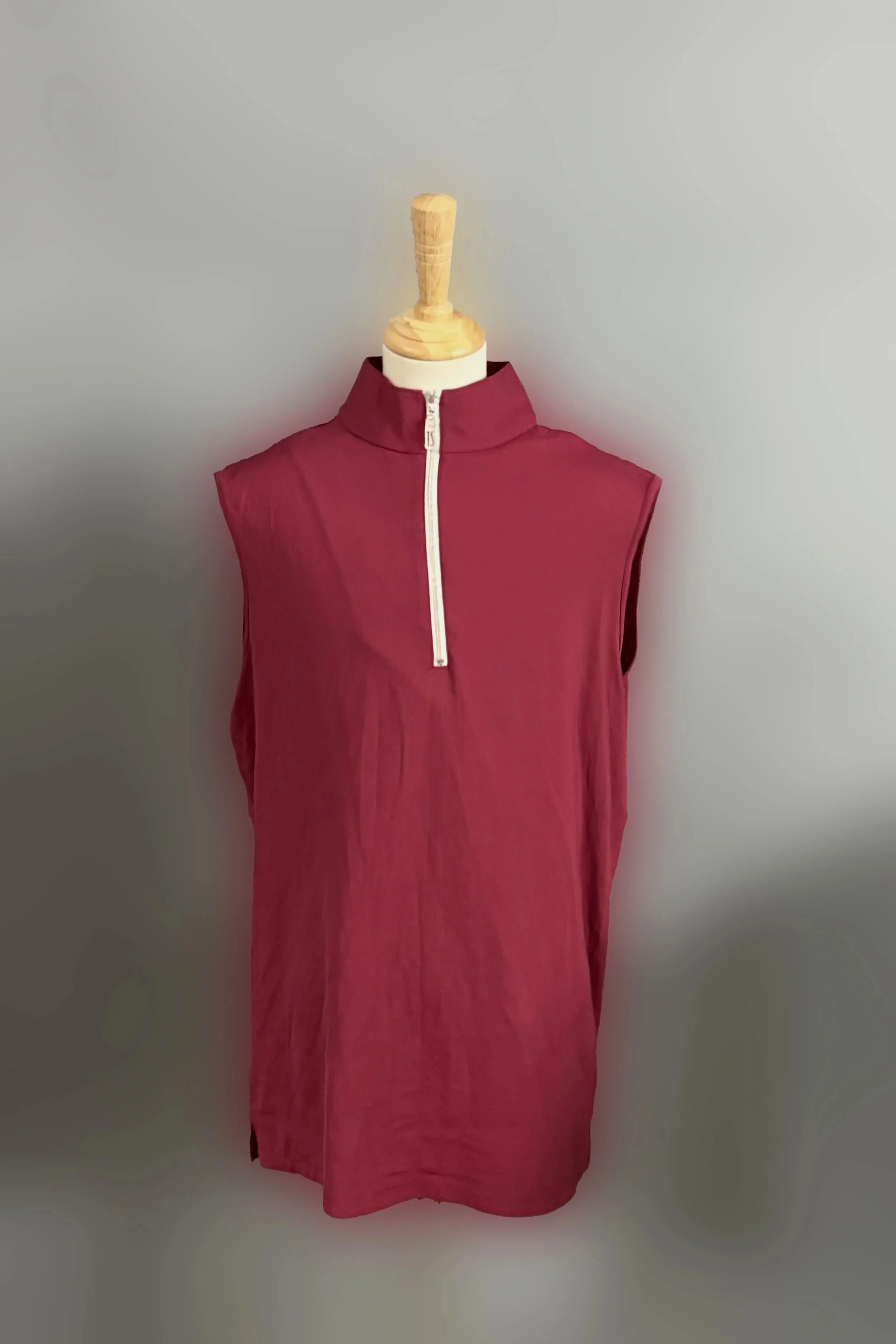 Tailored Sportsman Ice Fil Sleevless Sunshirt In Maroon - Large