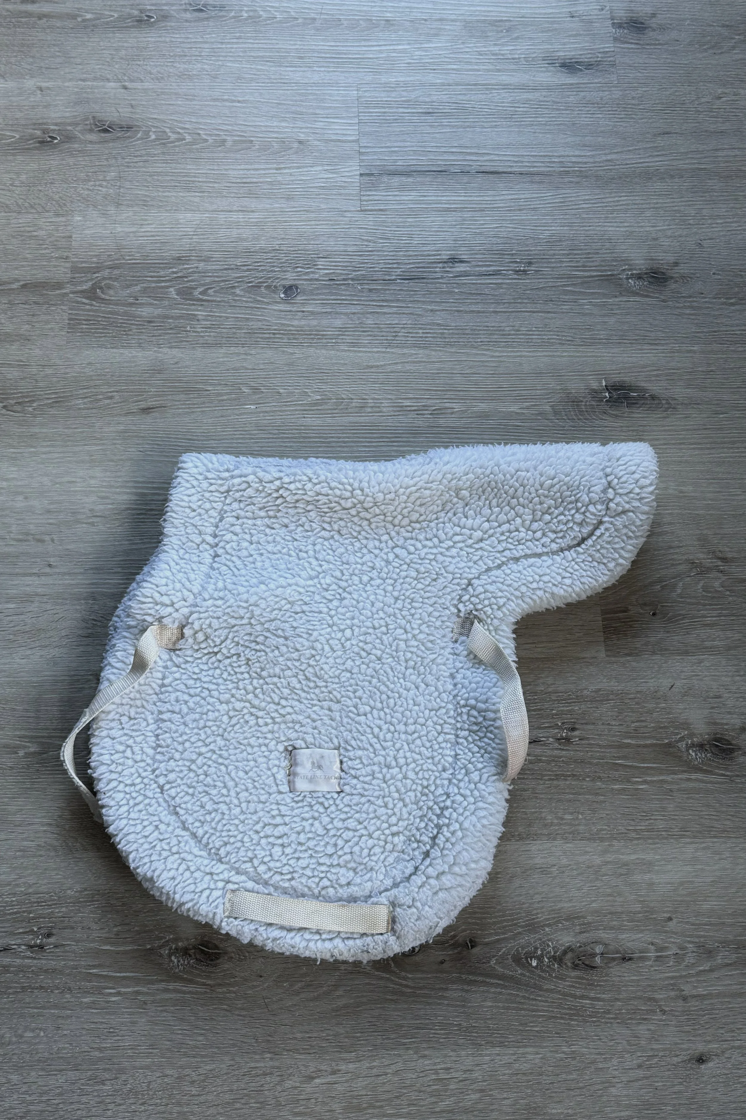 Stateline Fleece Contour Pad In White - 15-15.5"