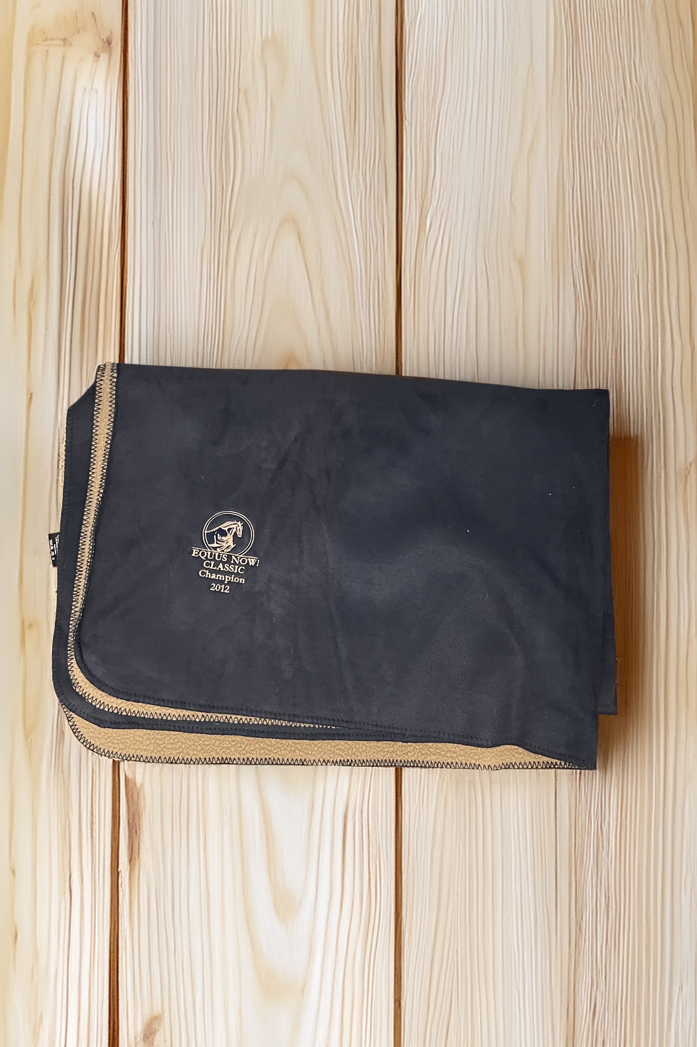 Cavallero Moxie Throw Blanket In Navy & Tan - 50"-70"