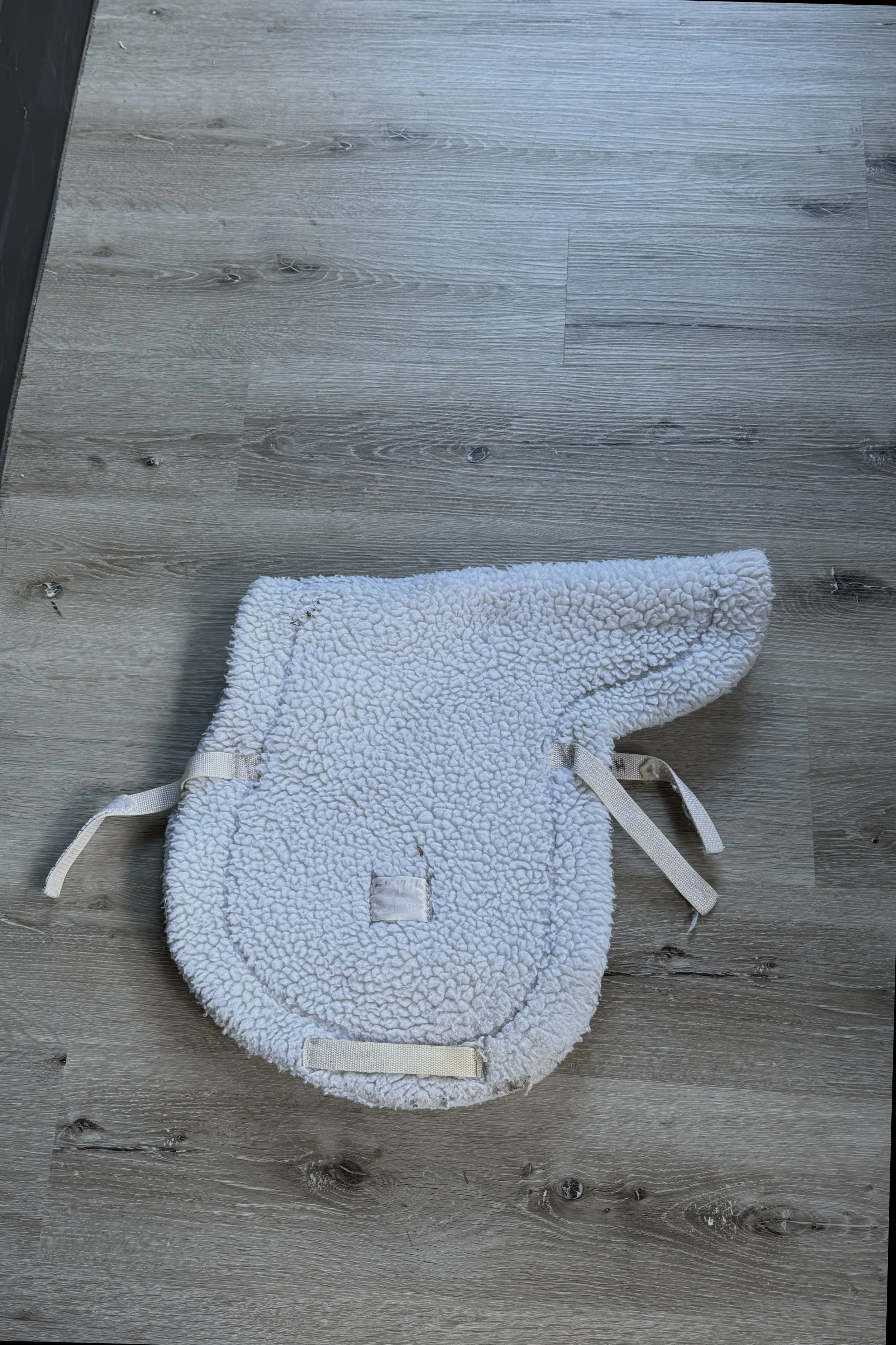 Stateline Fleece Contour Pad In White - 15-15.5"