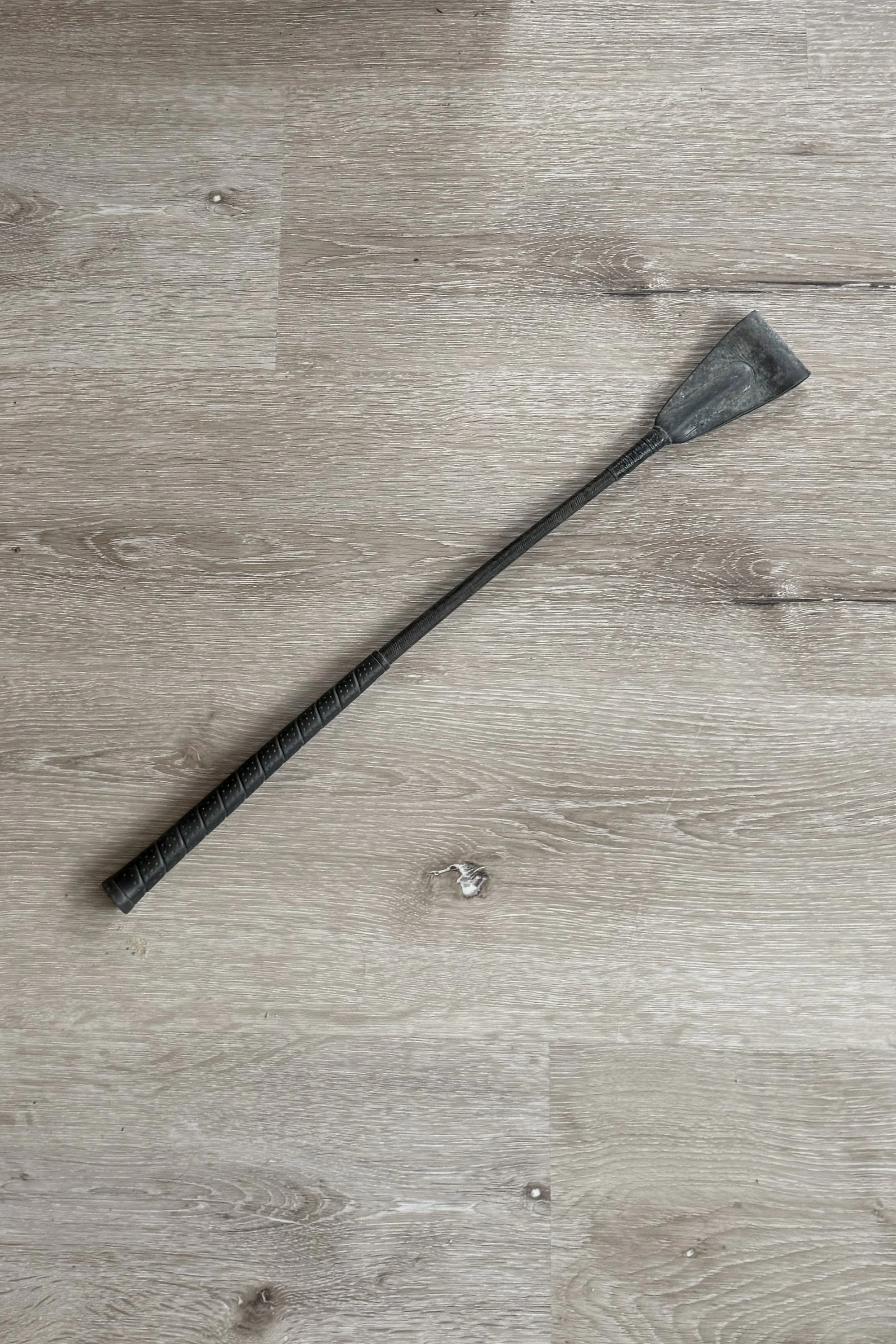 Fleck Bat With Rubber Handle In Black - 19"