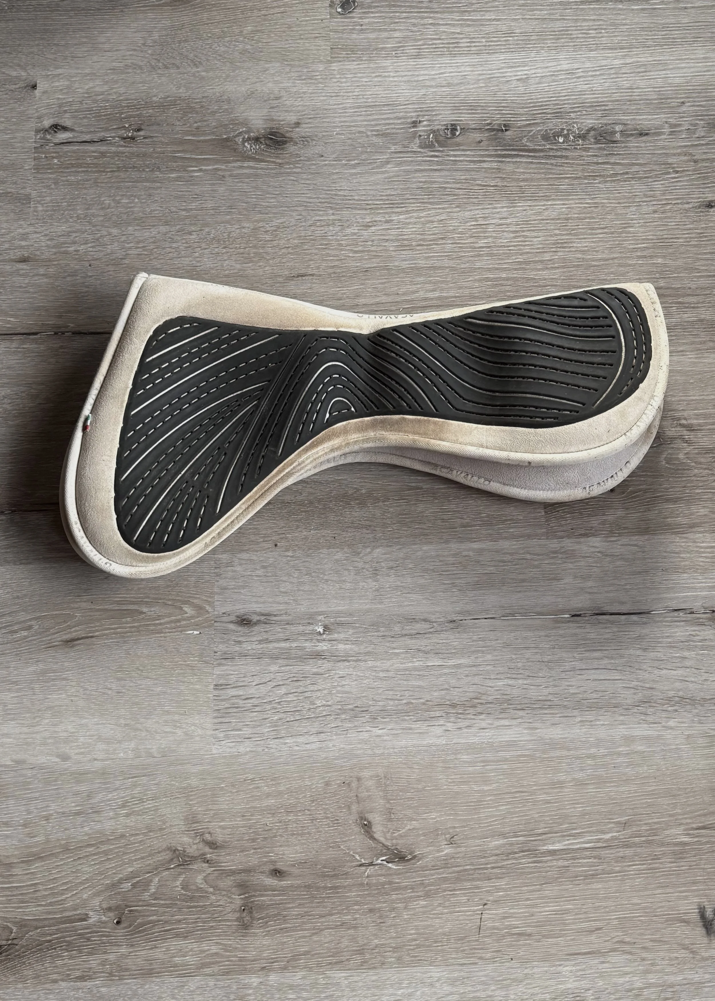Acavallo Suede Gel Grip Half Pad In White - Medium