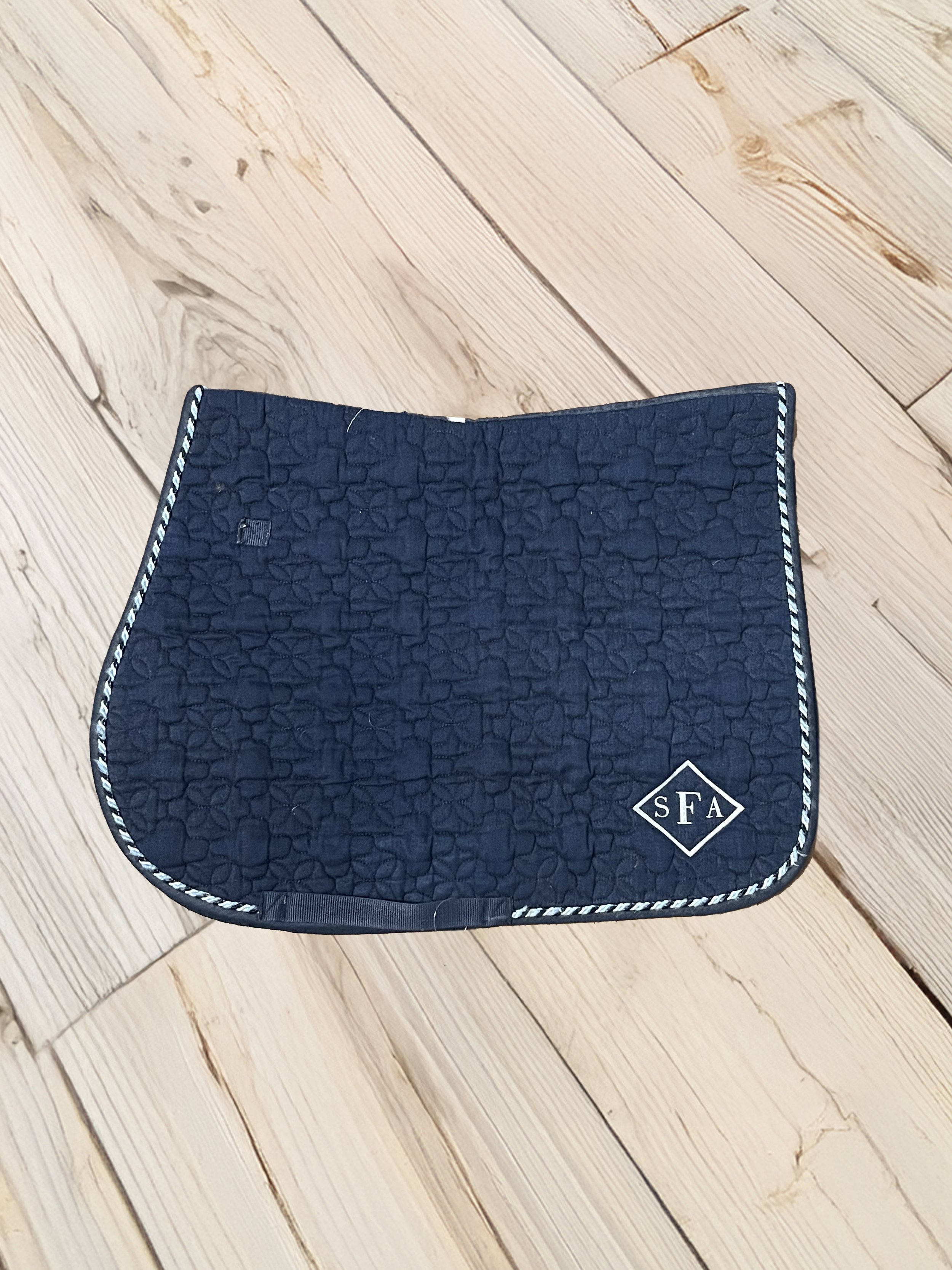 Roma Saddle Pad In Navy - Full
