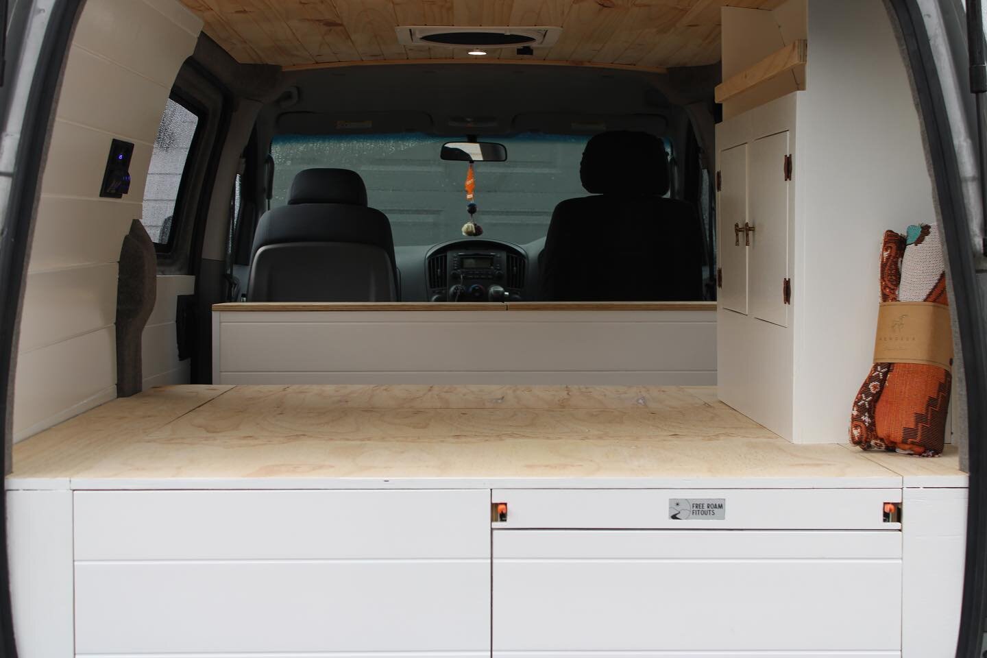 Introducing another epic ILoad build 🚐 
We love the look of the raw pine on the ceiling and the white lining board walls in this one 👌🏽 set up for complete off grid camping thanks to @q__solar , super functional layout  with a camp kitchen and our