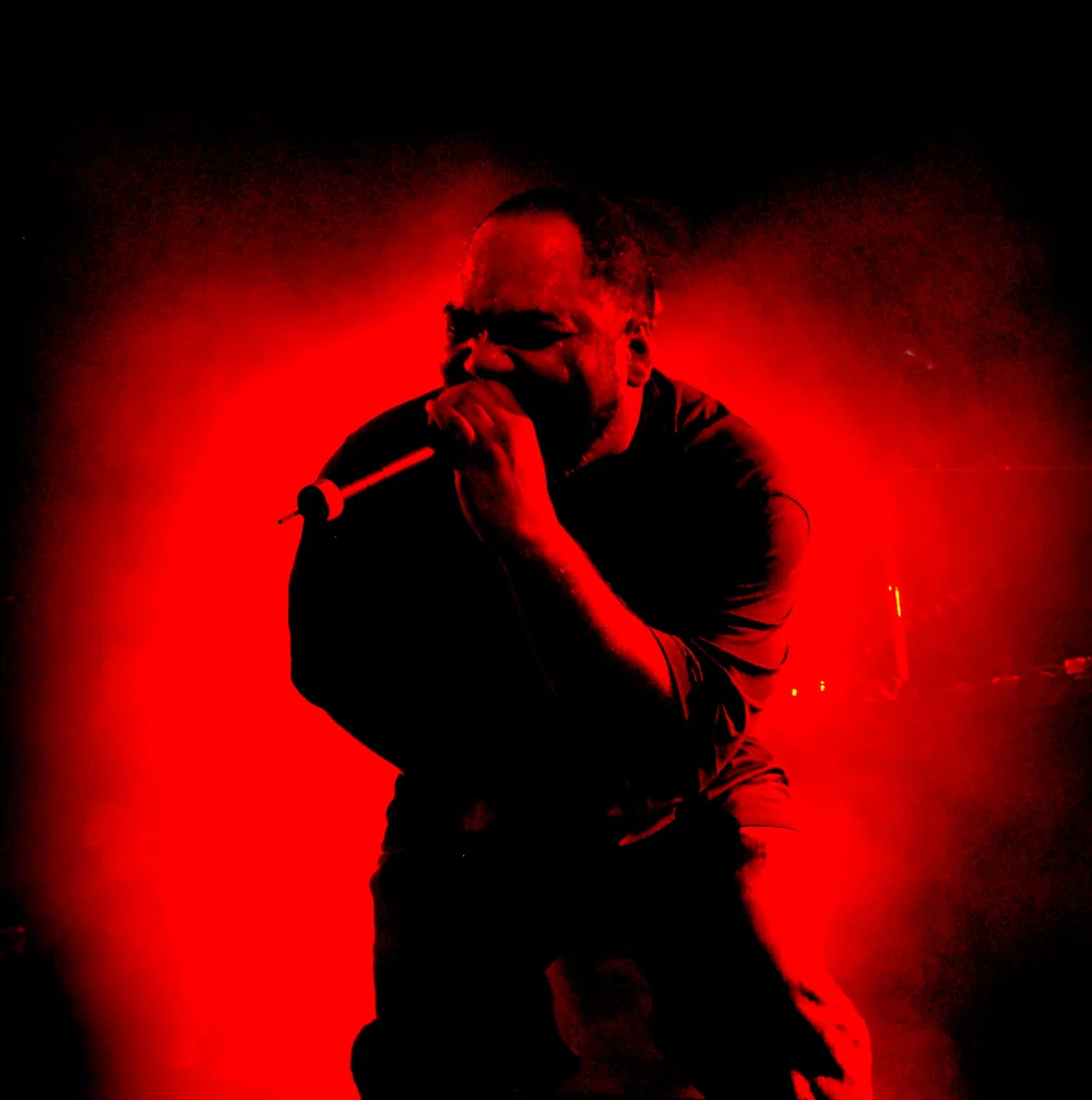 Live performance photograph by Gill Slaughter