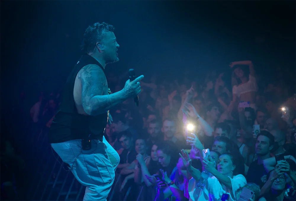 Performer and audience captured by Gill Slaughter