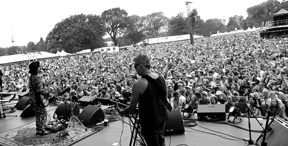 Performer and audience captured by Gill Slaughter