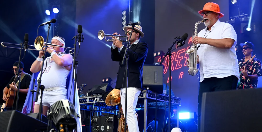 Live performance photograph by Gill Slaughter