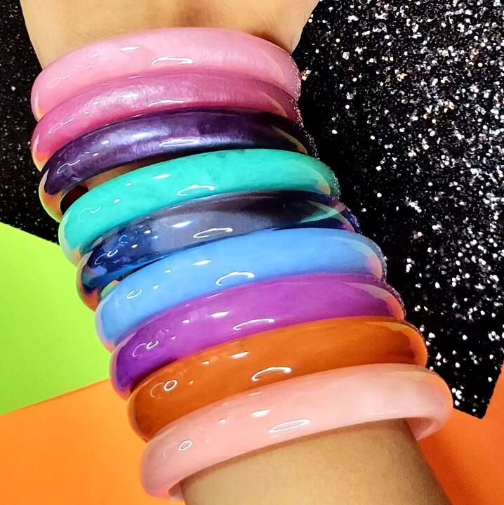 She's STACKED. You can totally hear this photo right? New, vintage inspired acrylic bangle stacks are ready to be your armcandy! Get yours in the Koko Naughty shop ✨️ #kokonaughty #iamkokonaughty #maximalistfashion #maximaliststyle #retrostyle #80sfa