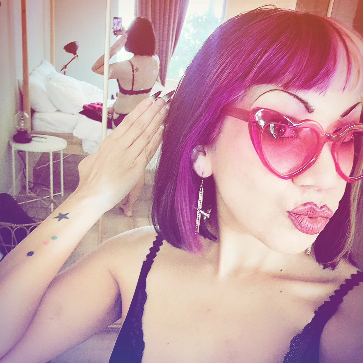 Staying at a place in the middle of blessed nowhere which is decorated in minimalist, earthy neutrals. My purple haired + neon pink sunglass wearin' + rhinestone adorned behind is ✨️INFATUATED✨️ with the desert,  but it will NEVER sunbleach the color