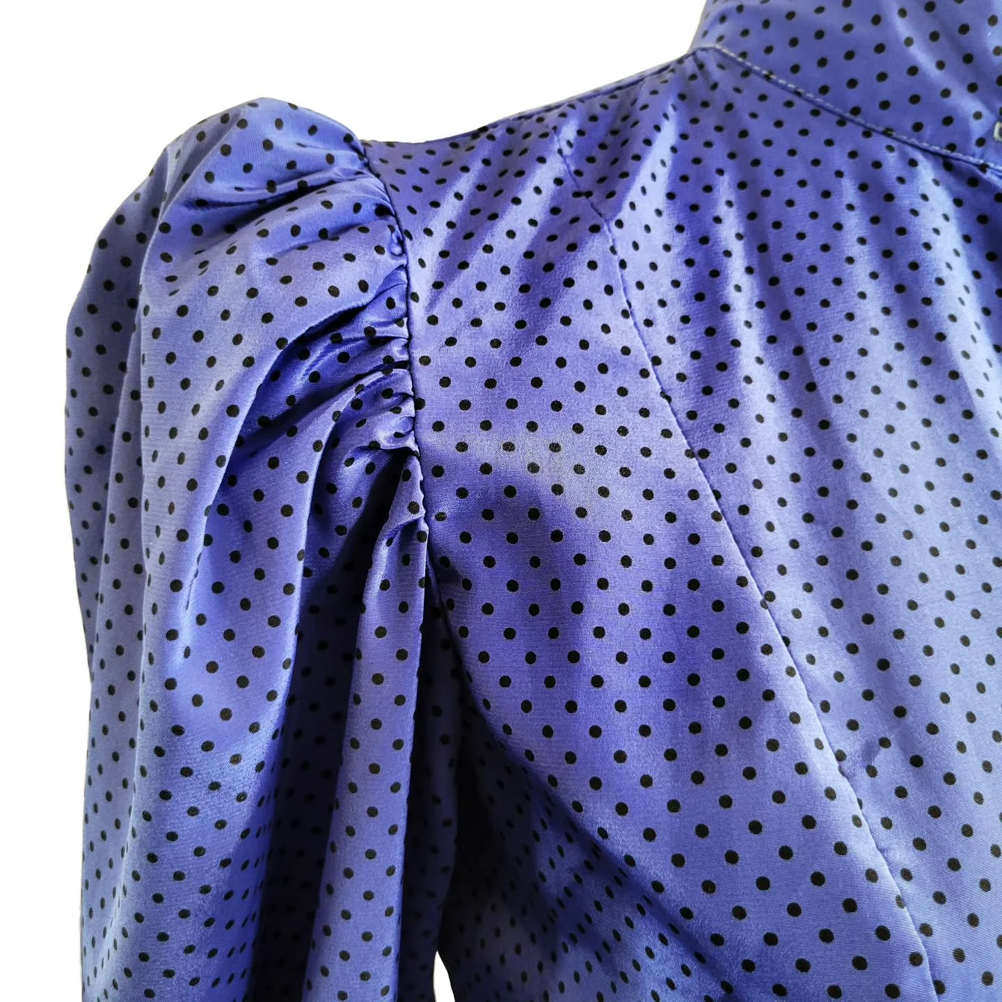 A moment of appreciation for puffed shoulders and high necks! I recently got my claws on a few '70s and '80s Victorian revival pieces. (Always some of my favorite finds.) They'll be available sOoOOooN. 

#kokonaughty #iamkokonaughty #vintageshop #vin