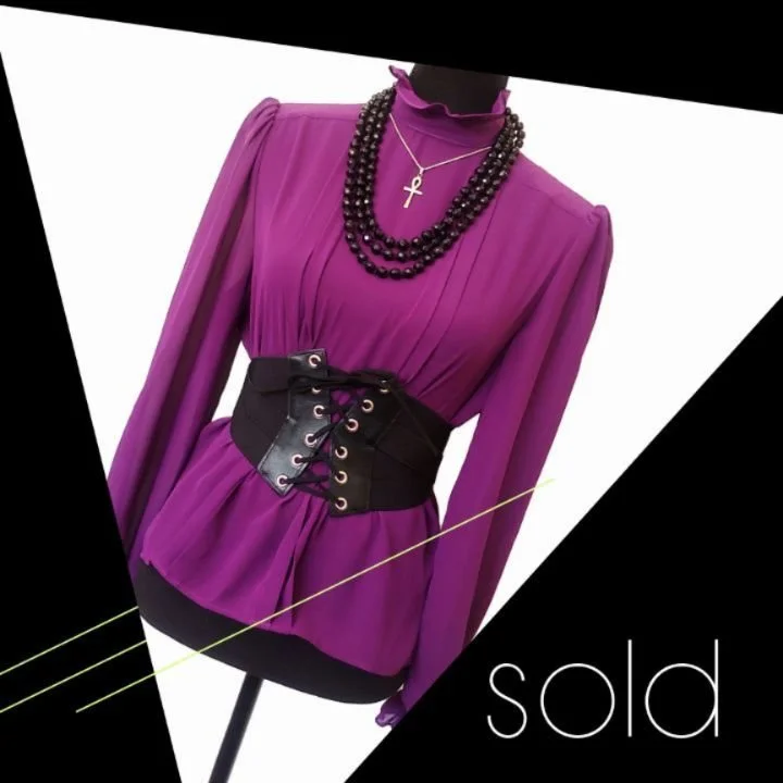 Big fan of French tucking, but also a snatched waist. Pro tip for alterna-kids under 21 years old: ANYTHING can be gothified in the old school way. How? The magic word: ACCESSORIES. Case in point? Her. She looks great as is, but take this purple top 