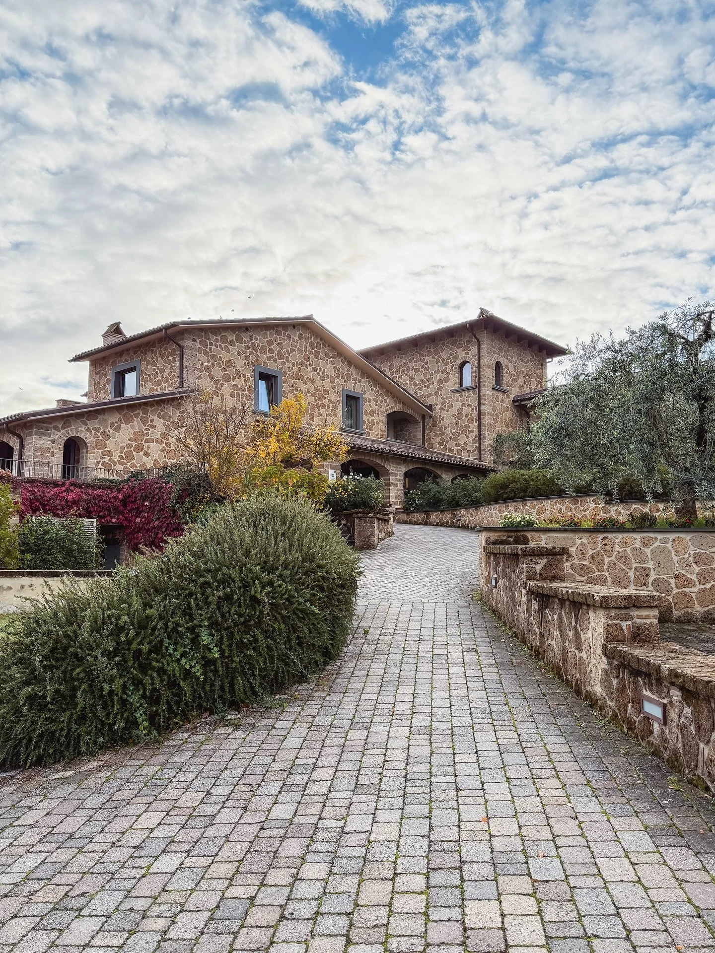 Where slow travel comes naturally. 🌿🍷

Tucked in the rolling hills of the Umbrian countryside, @altarocca_wine_resort is a restored stone farmhouse with vineyard views, and a Wine Spa that turns grapes and olives into wellness rituals worth lingeri