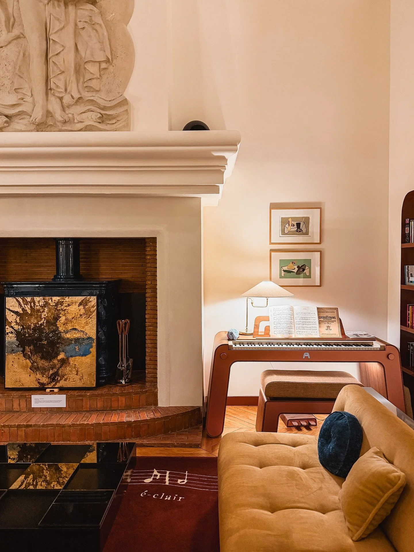 A special night in Montmartre. ✨

During a recent trip abroad for DUCO France, we spent an evening inside Villa Junot, an Art Deco, surrealist-style residence in Montmartre.

Champagne, live piano, curated art, an intimate fashion show, and even taro