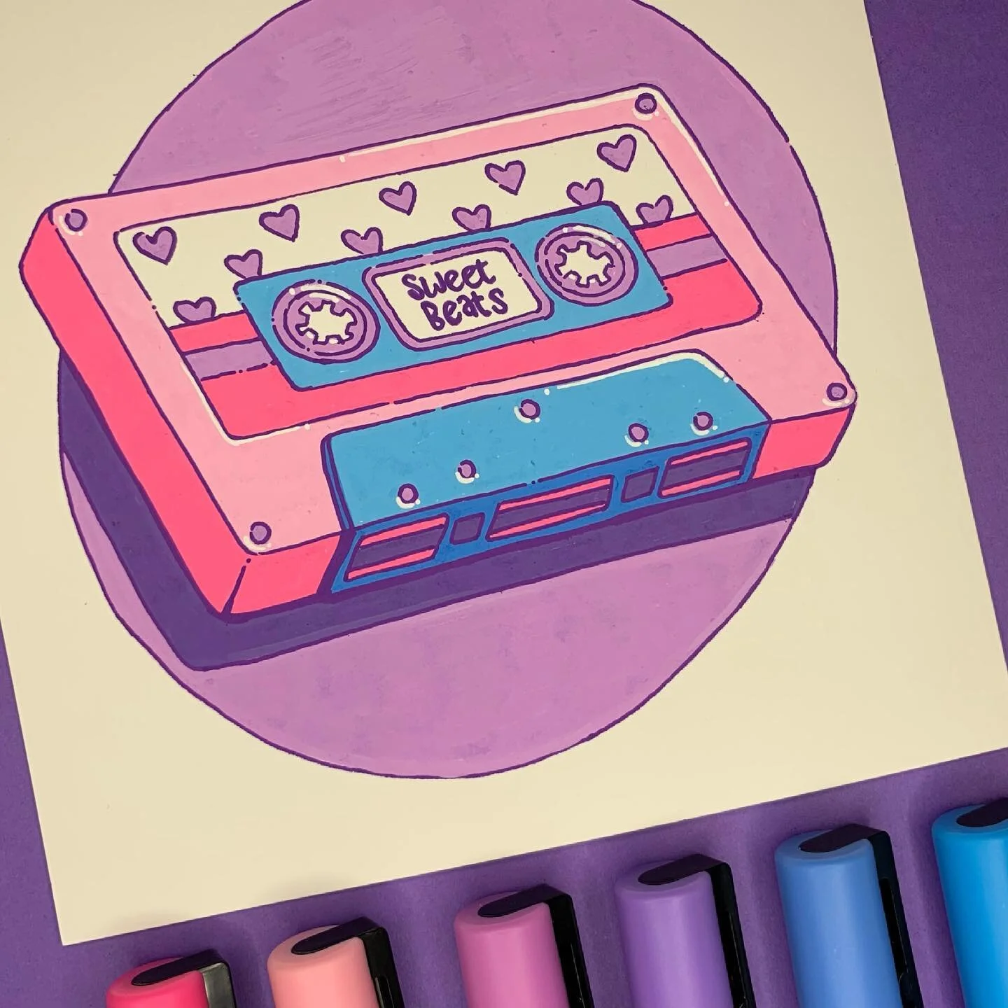 Just some sweet beats #posca #poscapens #poscapaintpens #poscamarkers #poscaart #uniposca #paintpens #traditionalart #limitedpalette #illustration #artistoninstagram #acrylicmarker #casettetape #pastel #pink #purple #blue #80saesthetic #pastelaesthet