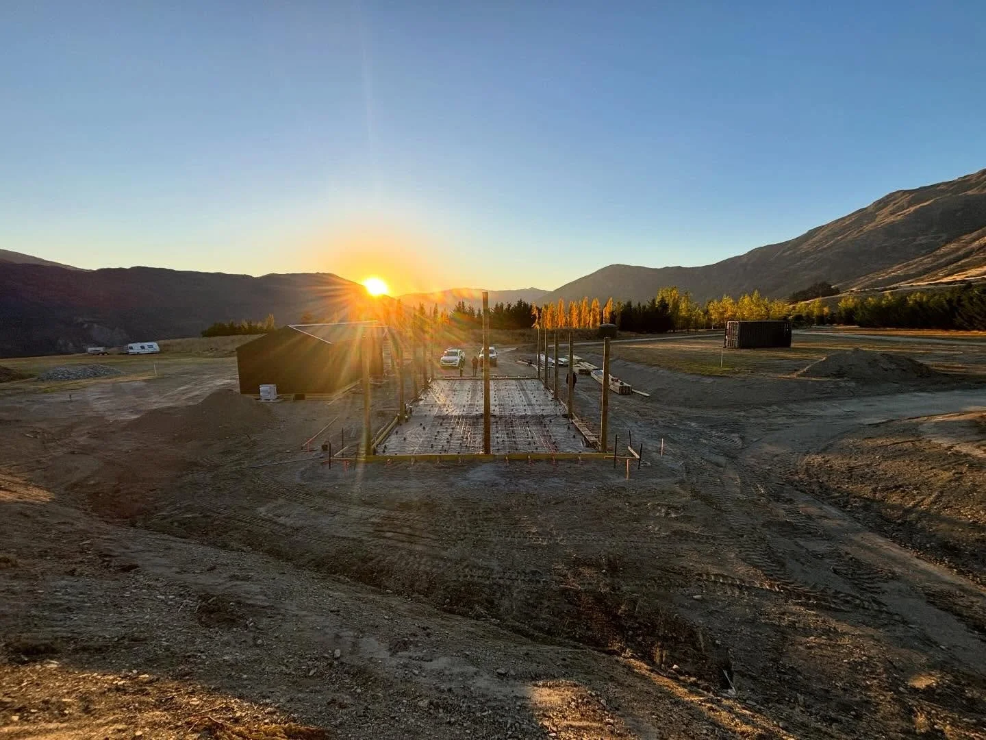 Slab prep underway in Gibbston and it&rsquo;s got all the right ingredients &mdash; crisp Central morning, fresh project on the go, and that unmistakable roar rolling through the valley while the big fellas get to work. 🦌 /👷🏽

Another great effort