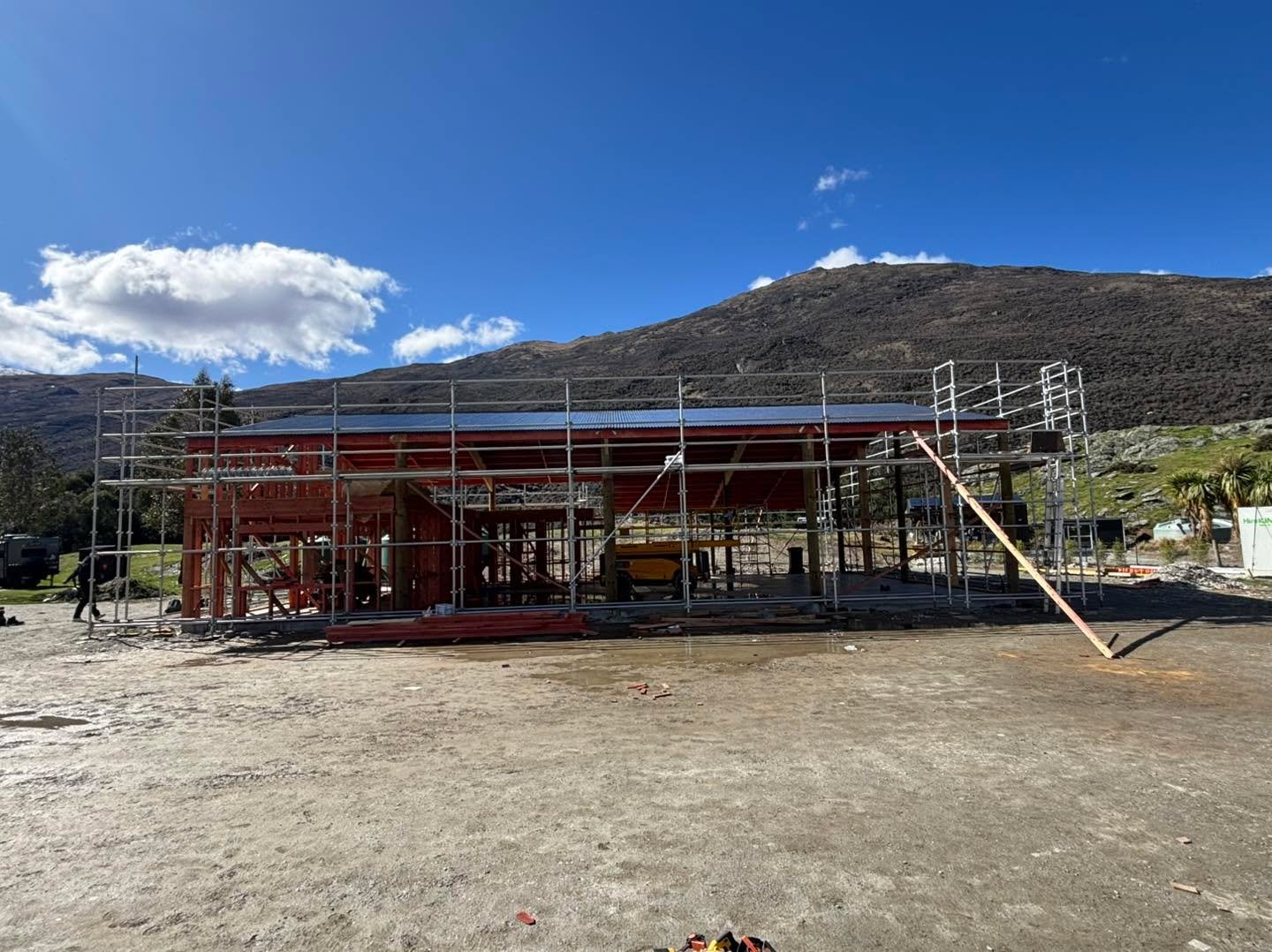After an early start,  we&rsquo;ve managed to get this project onto the next milestone in near record time. 👌🏼

The roof&rsquo;s on, the views are unbeatable, and the momentum is strong&hellip; time for the roof shout, maybe? 🍌

#BuildingCentralOt