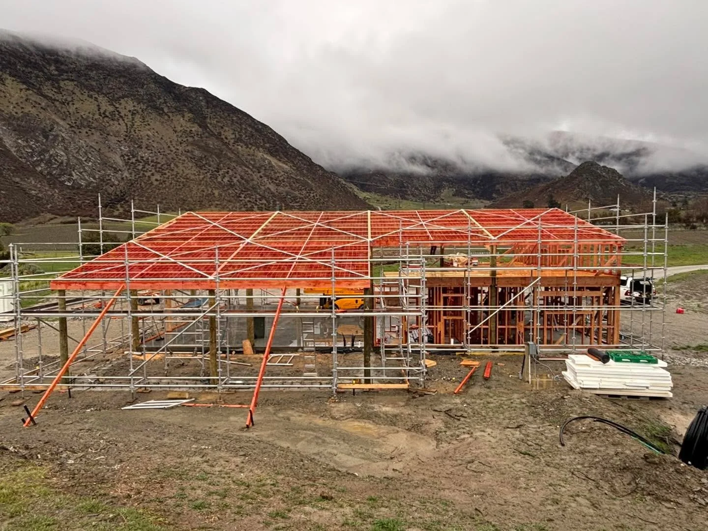 It&rsquo;s a hive of activity in Gibbston this morning as the team were up well before the birds to get set for a big day of roofing. 🐦

With ominous clouds rolling in and wind expected to pick up later, the push is on to get this roof on.

As alway