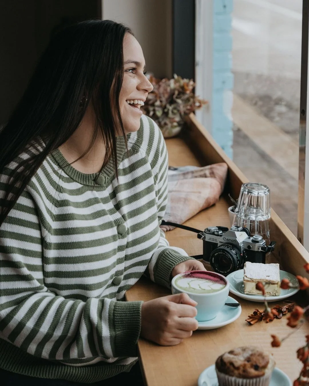 There&rsquo;s nothing better than a warm drink and friendly faces ☕😊
Come by and spend a little time with us this weekend. We&rsquo;d love to see you!

#ozcafe #beaumont #coffee #cafe #localbusiness #fall