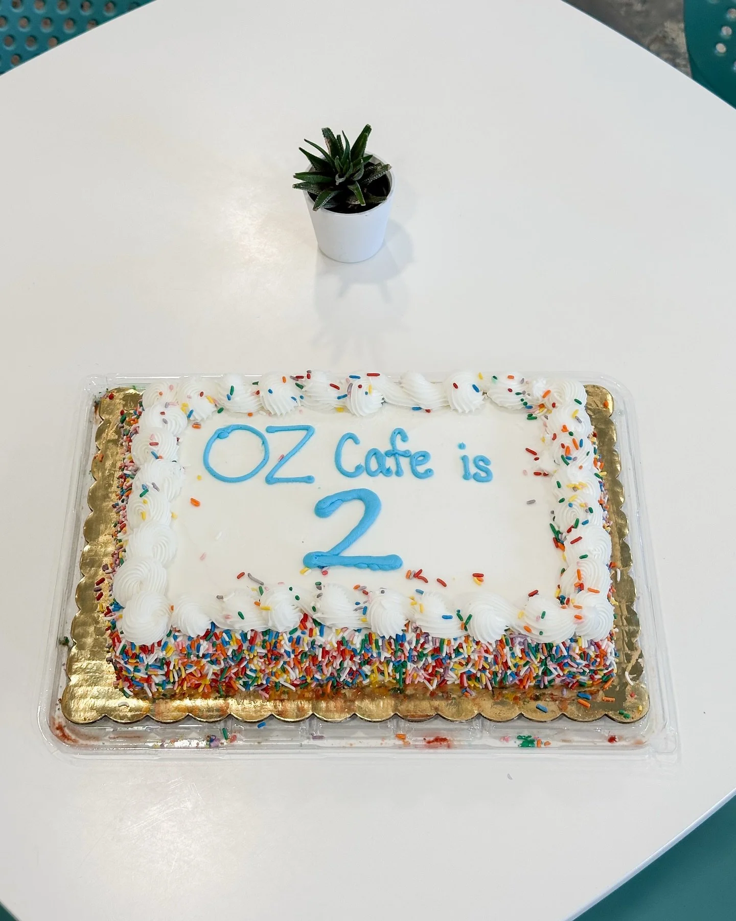IT&rsquo;S BIRTHDAY BASH DAY!!
🥳🥳🥳🥳🥳🥳🥳🥳🥳

For a final treat, we&rsquo;ll be giving out free slices of our birthday cake while supplies last! 🎂🍰

Can&rsquo;t wait to see you today you absolute legends!

#ozcafe #coffee #birthday #coffeeshop