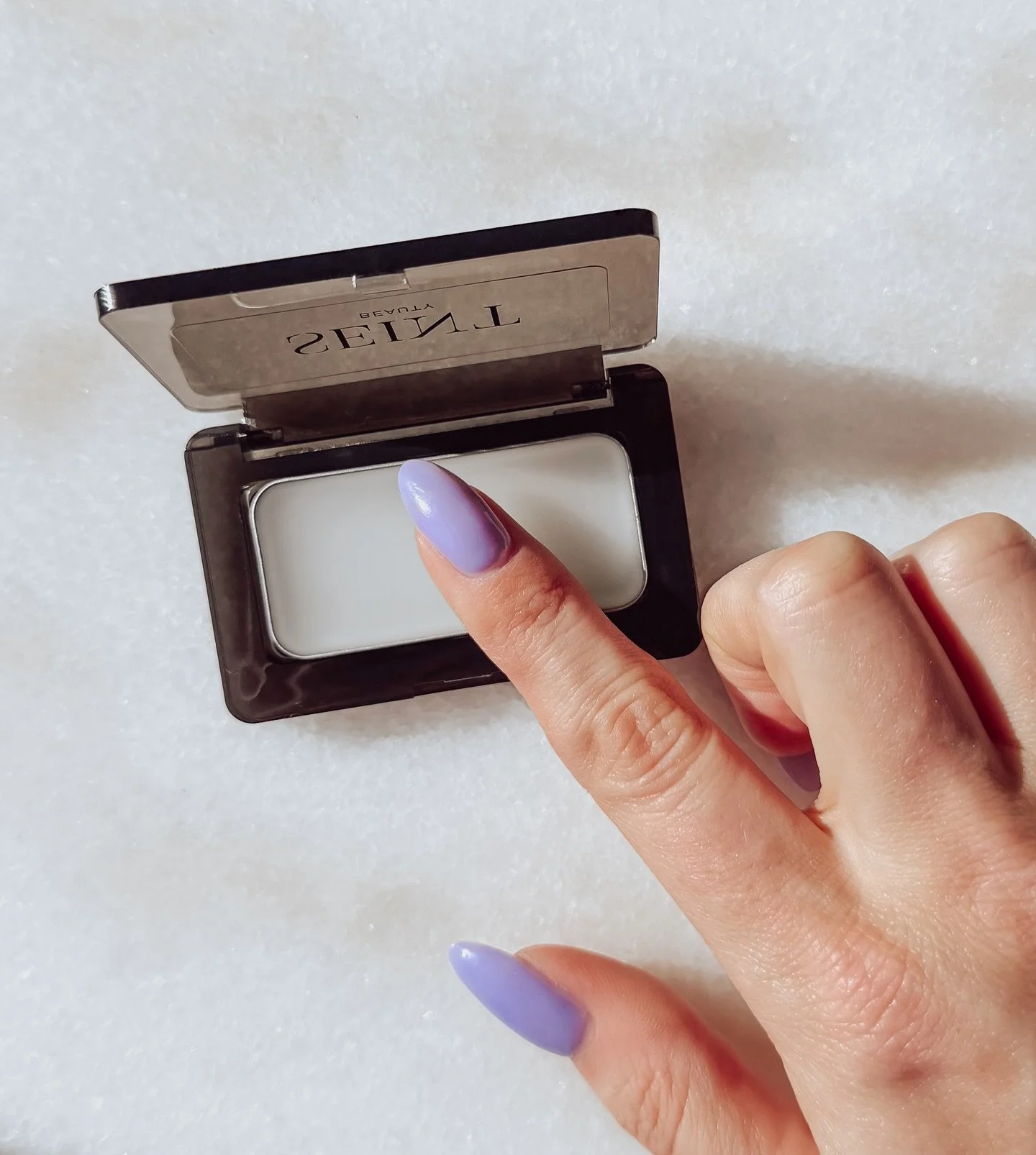 *new* from Seint 🪽
Saved Salve is a deeply conditioning lip treatment that softens and protects. The texture of this balm is very soft and smushy, and feels lovely and non-sticky on the lips. It reminds me of Vaseline, but more luxurious and silky. 