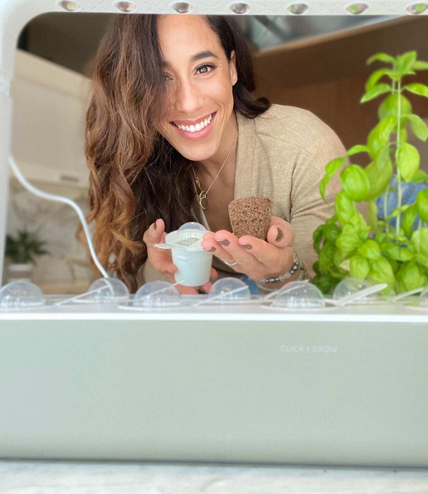 New flash! Hydroponics aren&rsquo;t just for growing weed! 
Fun fact: 
Did you know the same methods used to grow weed can be used to grow nutritious fruits and veggies right on your counter top?? 
Growing our own food at home has never been easier.
